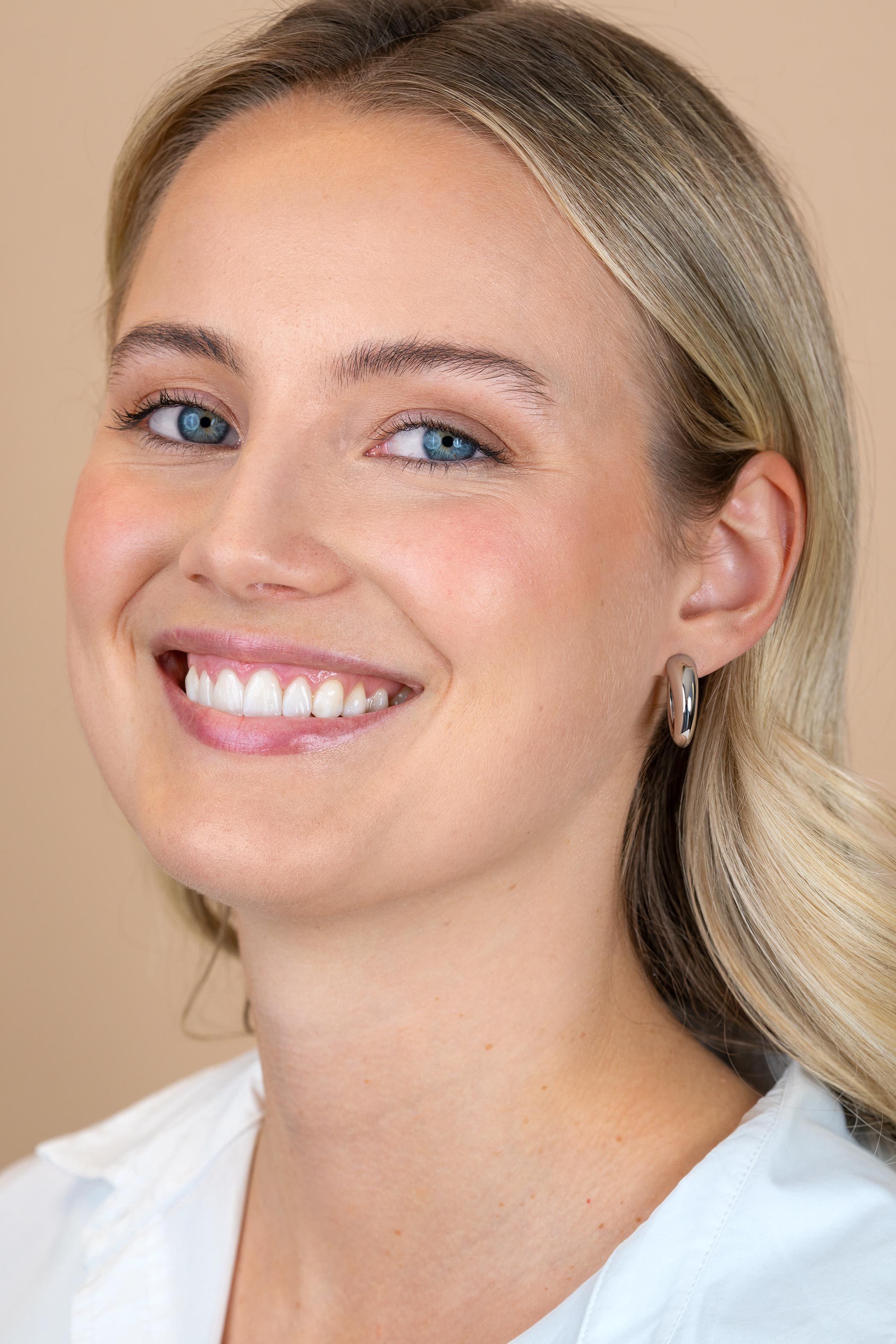 21mm ZINZI zilveren oorringen met een bolle aflopende vorm en met poussette ZIO2788