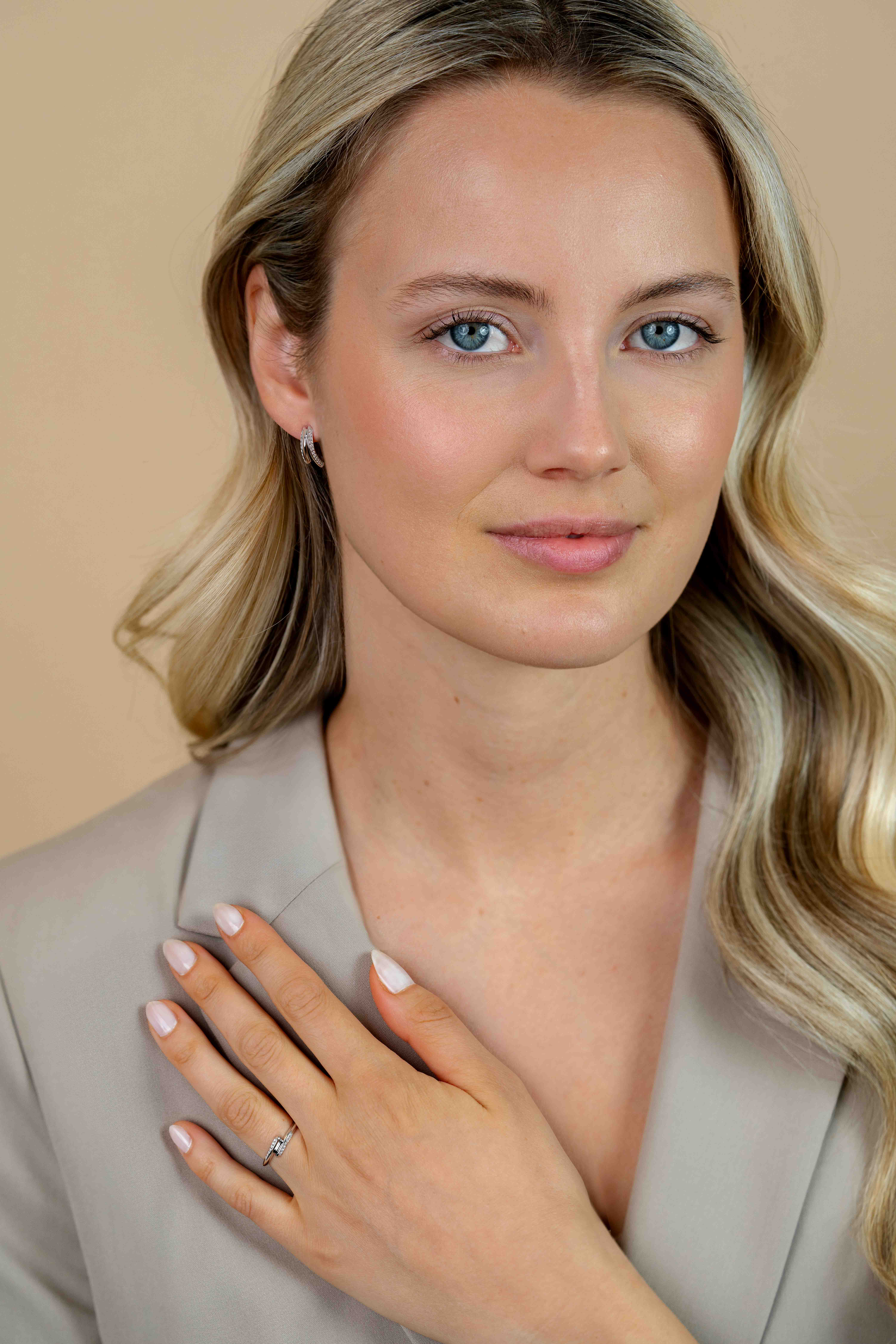 ZINZI zilveren ring met een elegante twist en met witte zirkonia’s die perfect in de vorm meelopen ZIR2833