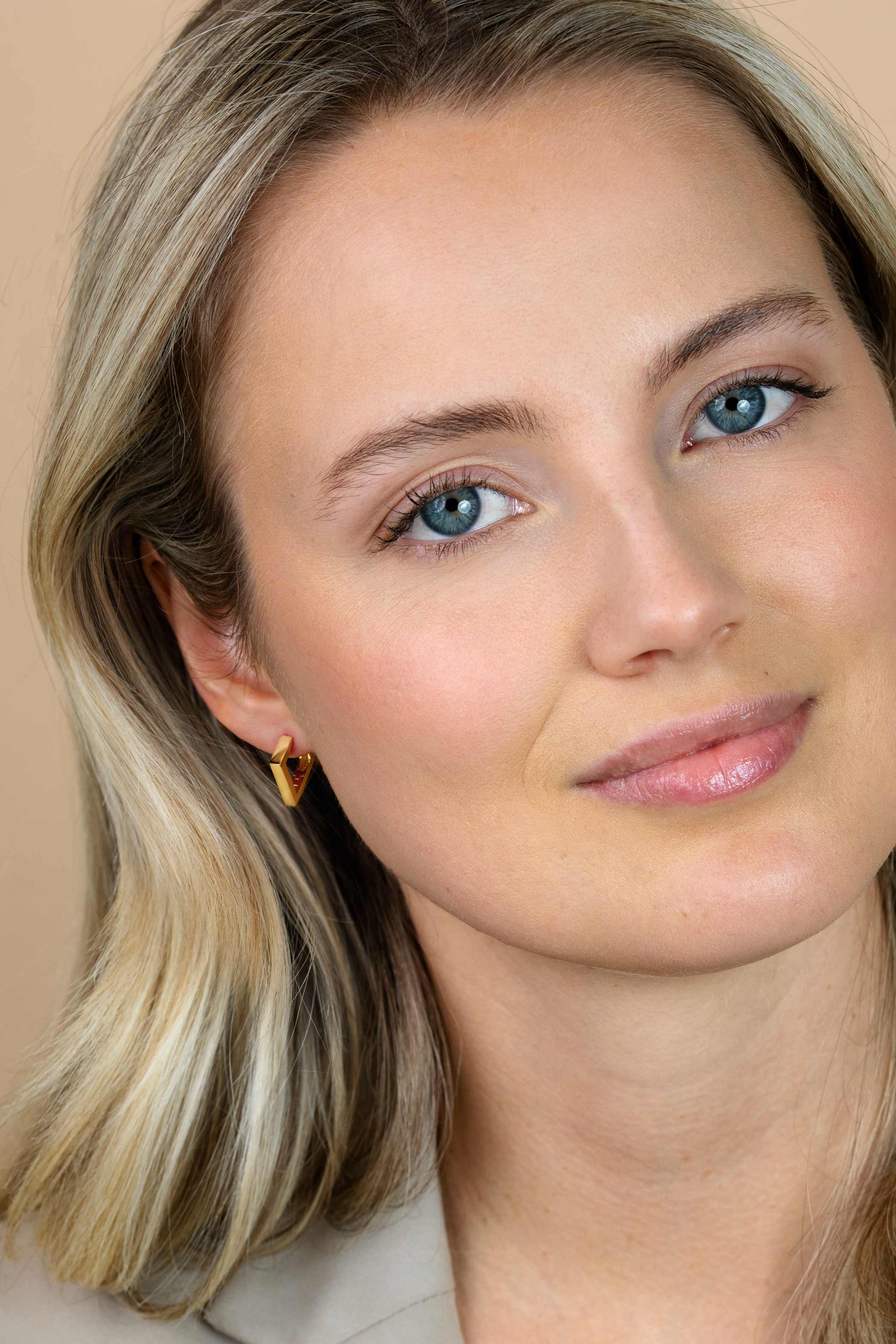 ZINZI gold plated zilveren luxe oorringen vierkante buis driehoekvorm 18x2,5mm ZIO1684G