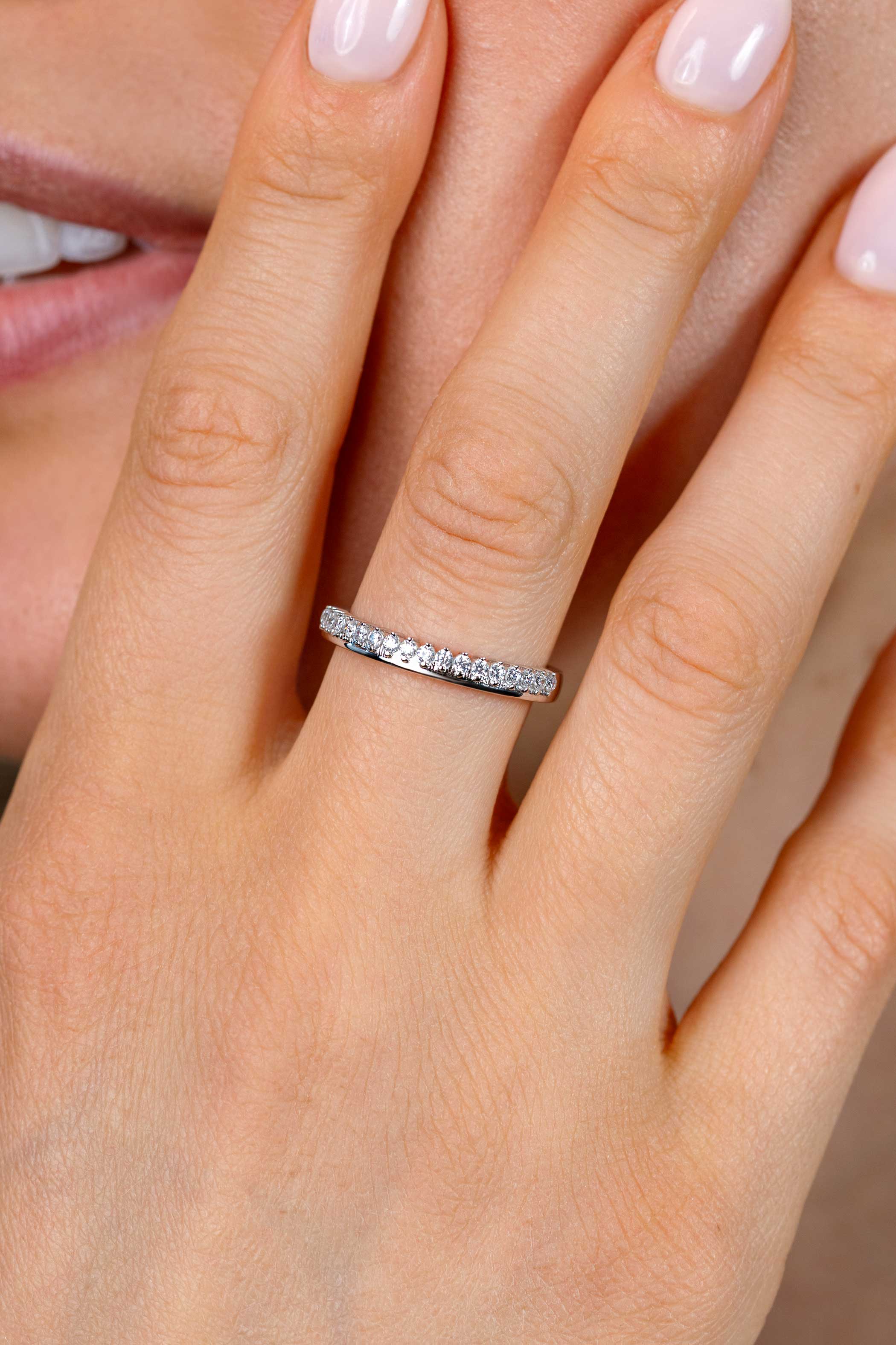 ZINZI zilveren ring bezet met een rij witte zirkonia’s in verfijnde chatonzetting met subtiel zichtbare zilveren scheen ZIR2870