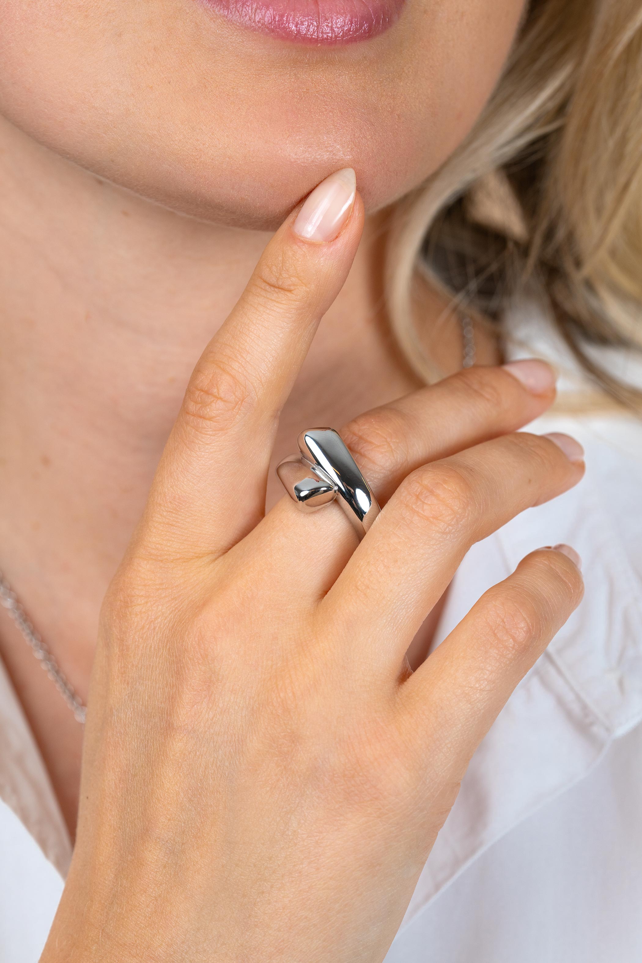 ZINZI zilveren statementring met krachtige lijnen en vloeiende vormen ZIR2786