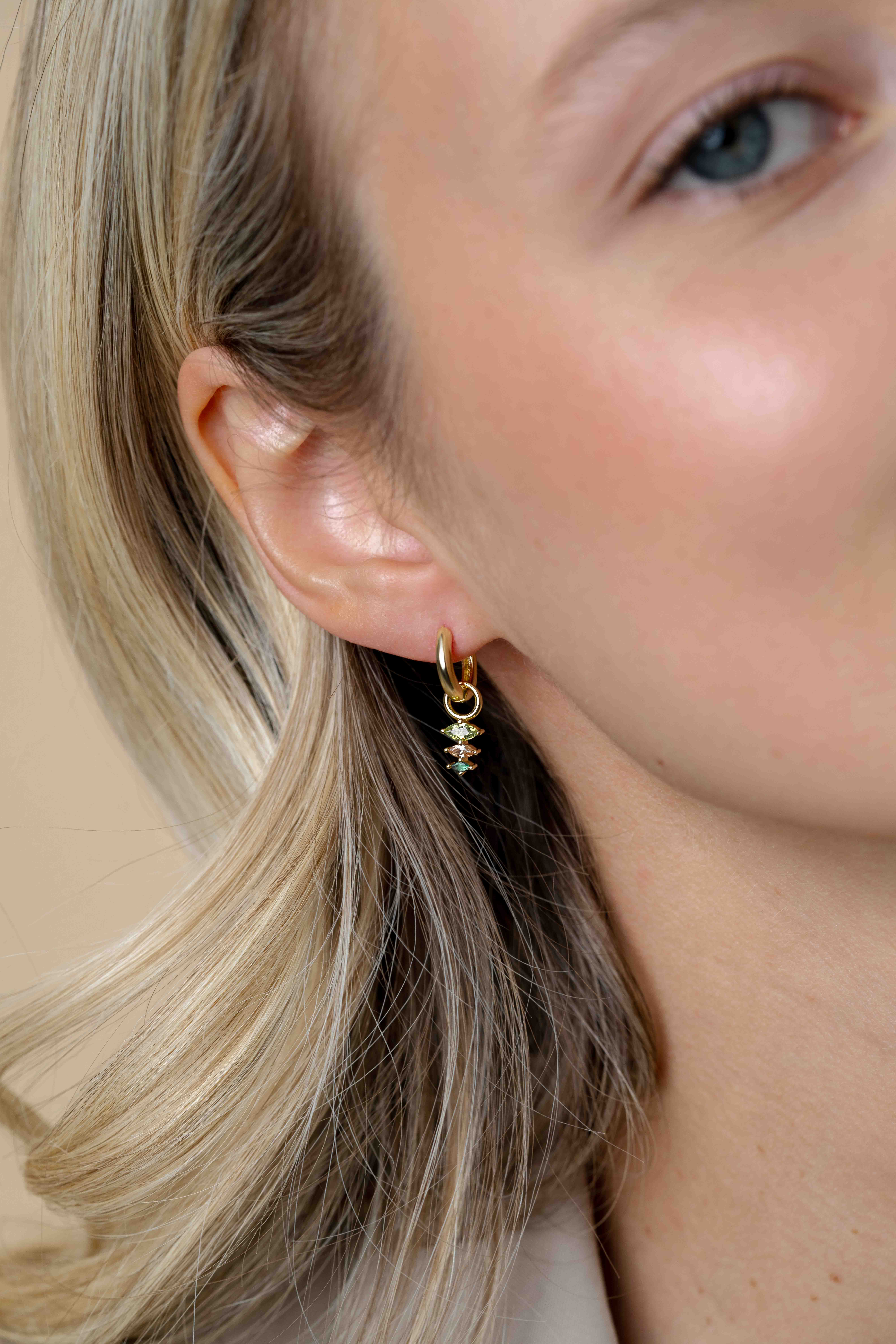 13mm ZINZI gold plated zilveren oorbedels met drie peervormige zettingen in aflopende grootte, bezet met peridot, champagne en donkergroene kleurstenen ZICH2631GC (zonder oorringen)