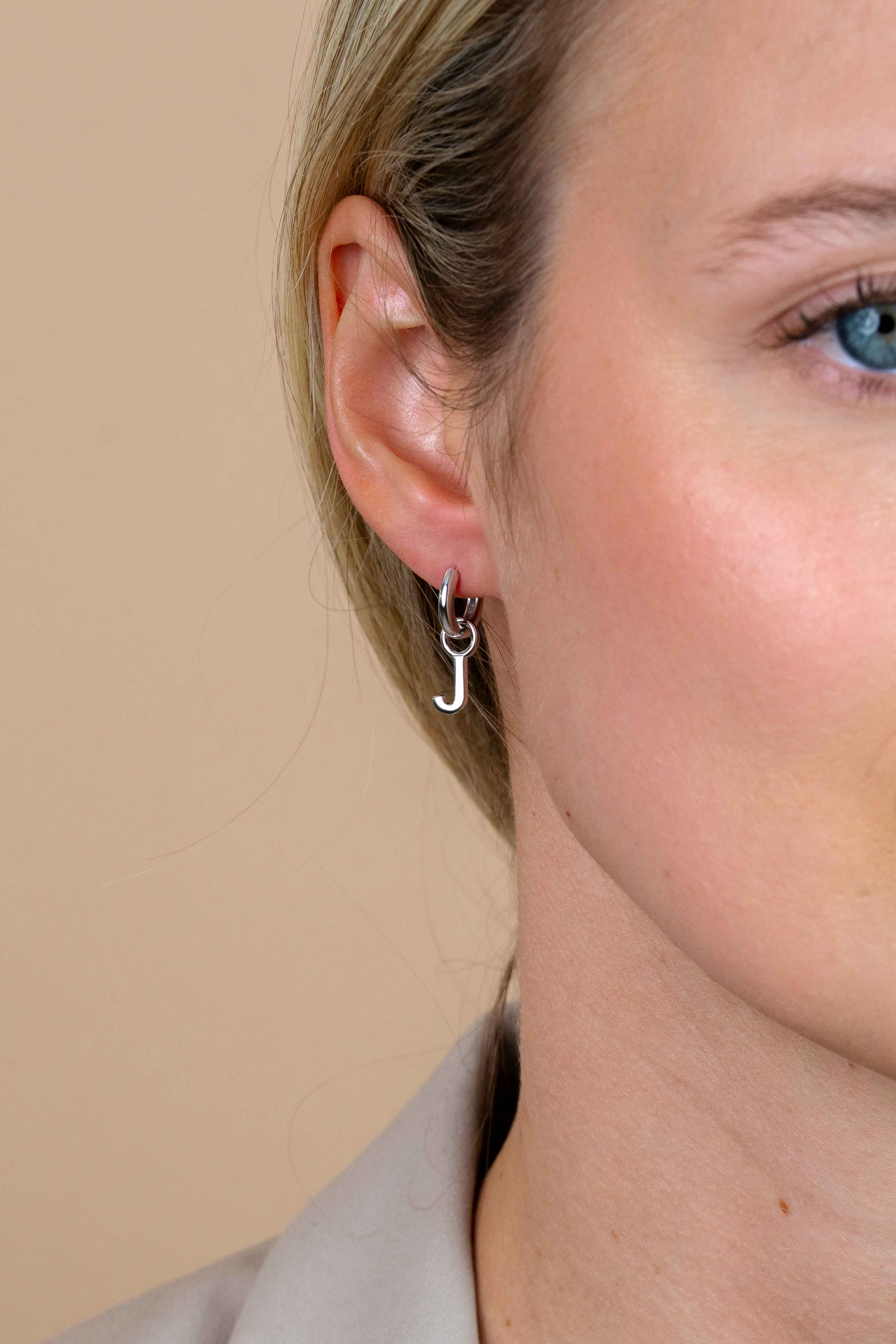 ZINZI zilveren letter oorbedel J per stuk geprijsd ZICH2144J. (zonder oorringen).