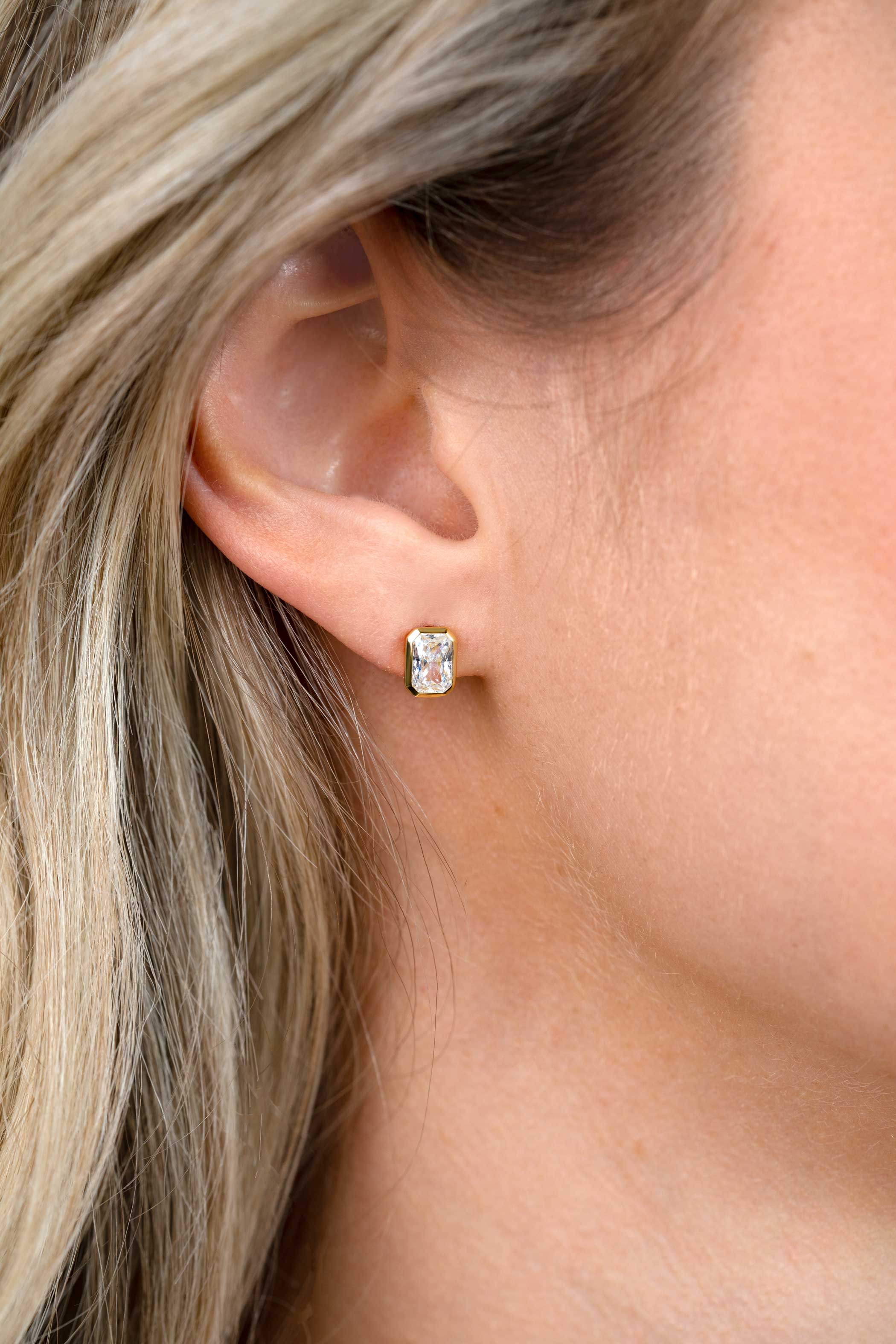 7mm ZINZI gold plated zilveren oorstekers met rechthoekige gladde kastzetting bezet met een witte zirkonia ZIO2899
