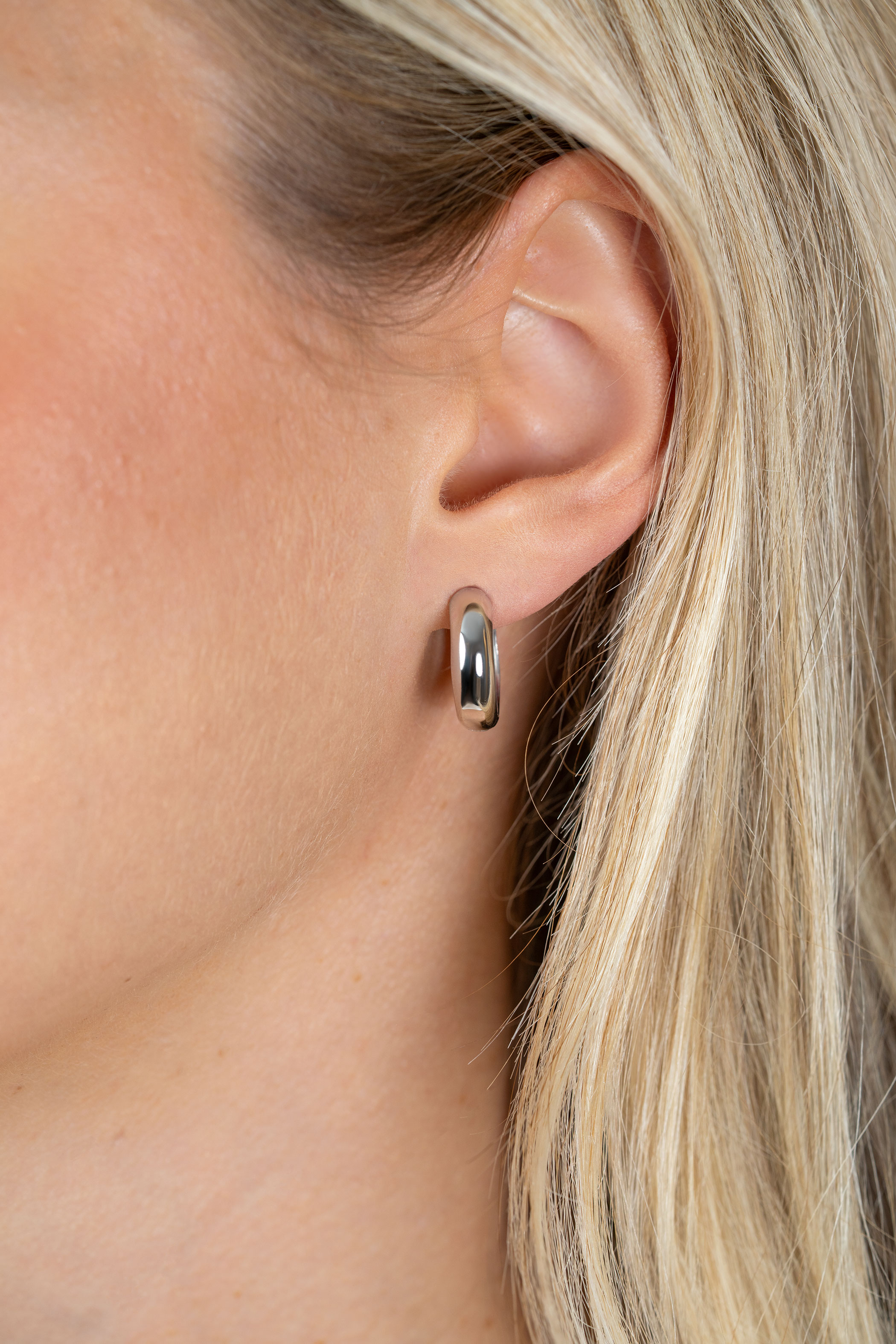 17mm ZINZI zilveren gladde oorringen met brede ronde buis 5mm met luxe klapsluiting ZIO2793