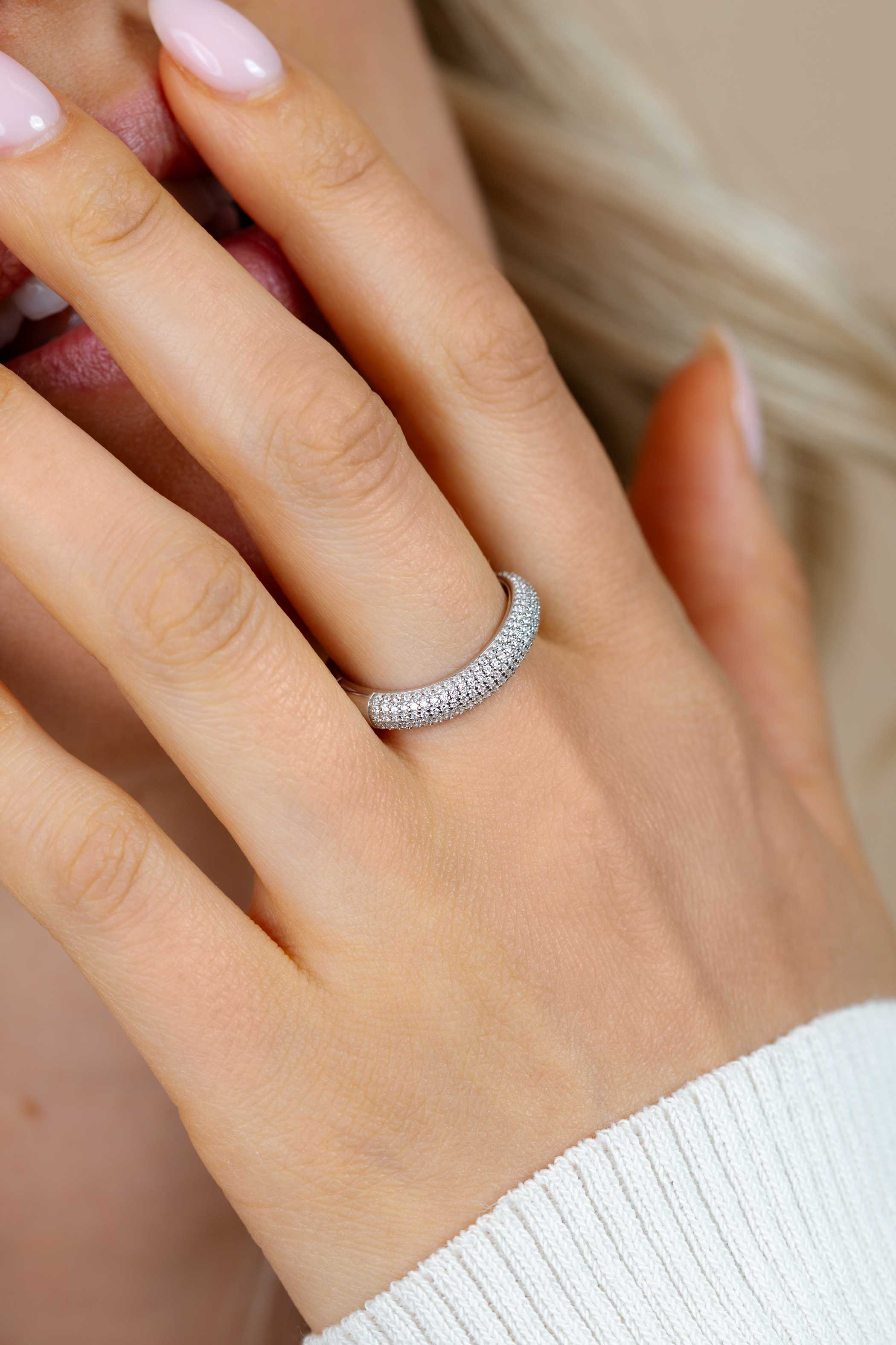 ZINZI zilveren ring volledig bezet met pavé gezette witte zirkonia’s in een vloeiende lijn ZIR2883