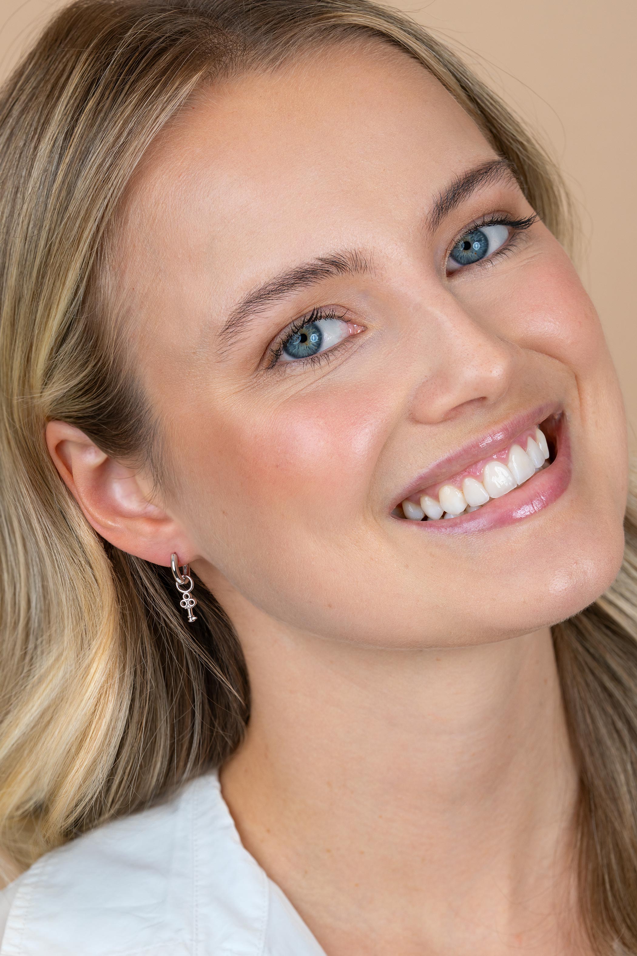 8mm ZINZI zilveren oorbedels met sierlijke miniatuur sleutel ZICH2824 (zonder oorringen)