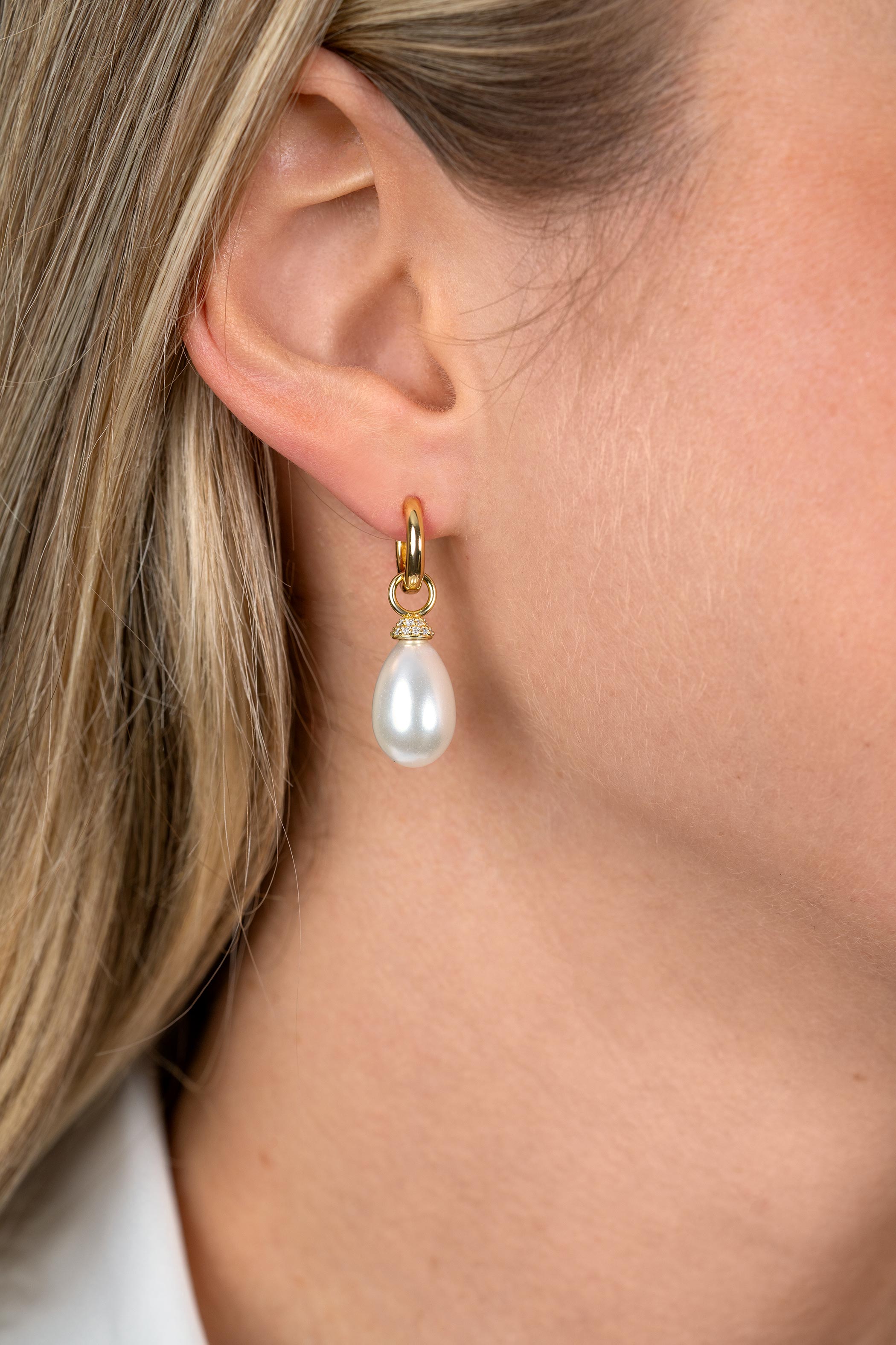 18mm ZINZI goldplated zilveren oorbedels met ovaalvormige witte parel en pavé gezette top met witte zirkonia’s ZICH2822Y (zonder oorringen)