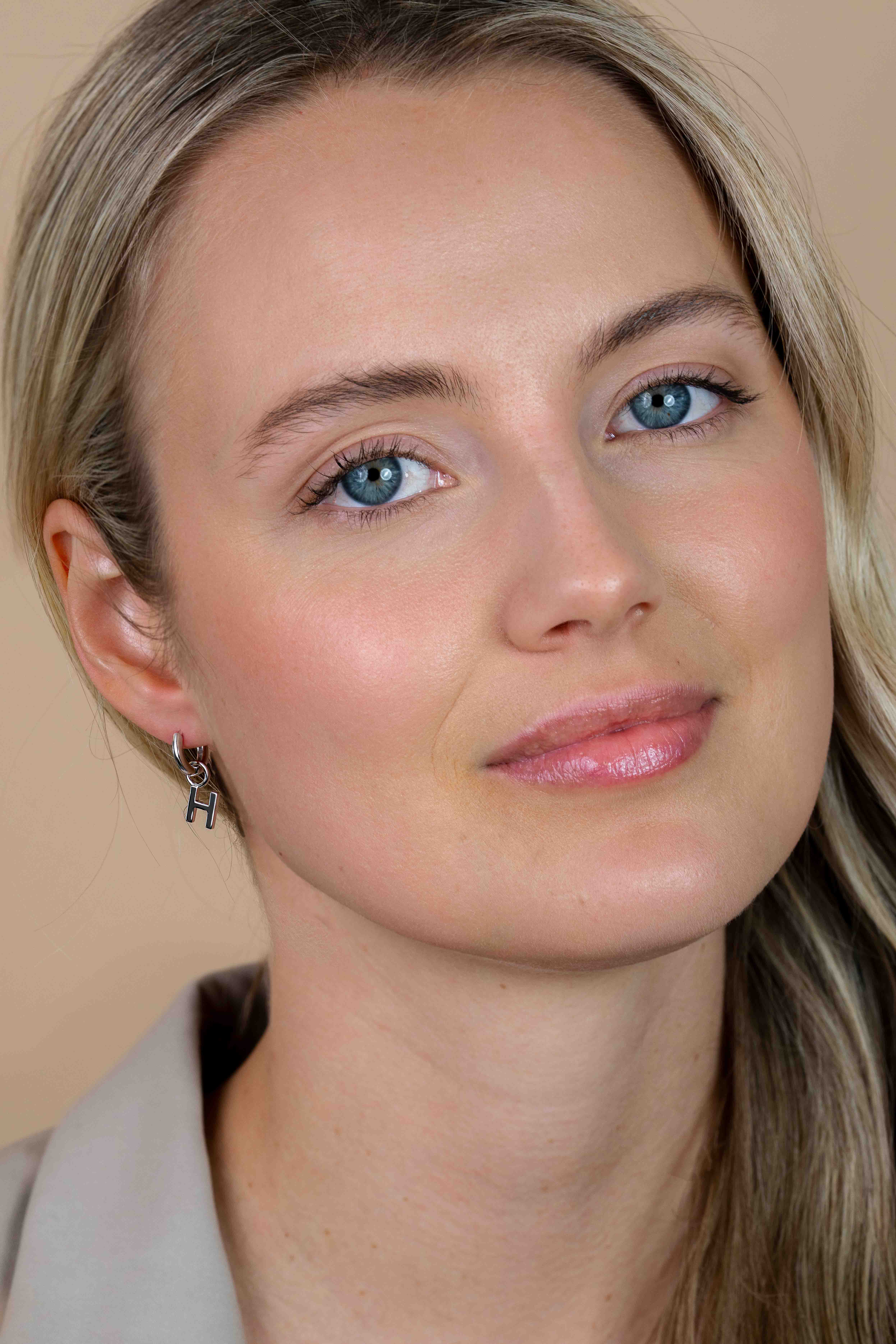 ZINZI zilveren letter oorbedel H per stuk geprijsd ZICH2144H. (zonder oorringen).