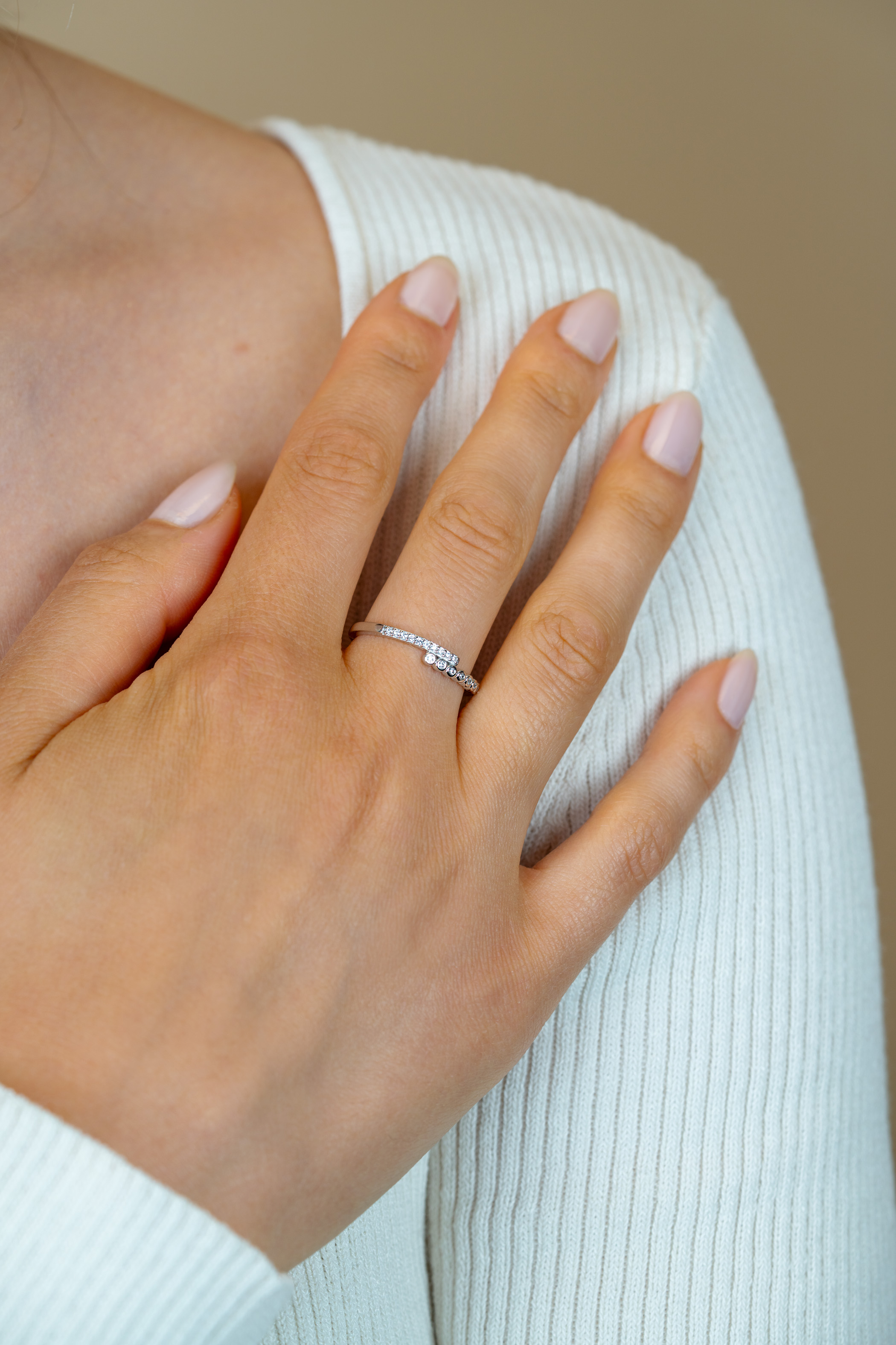 ZINZI zilveren ring (4mm breed) slagmodel bezet met witte zirkonia’s ZIR2729