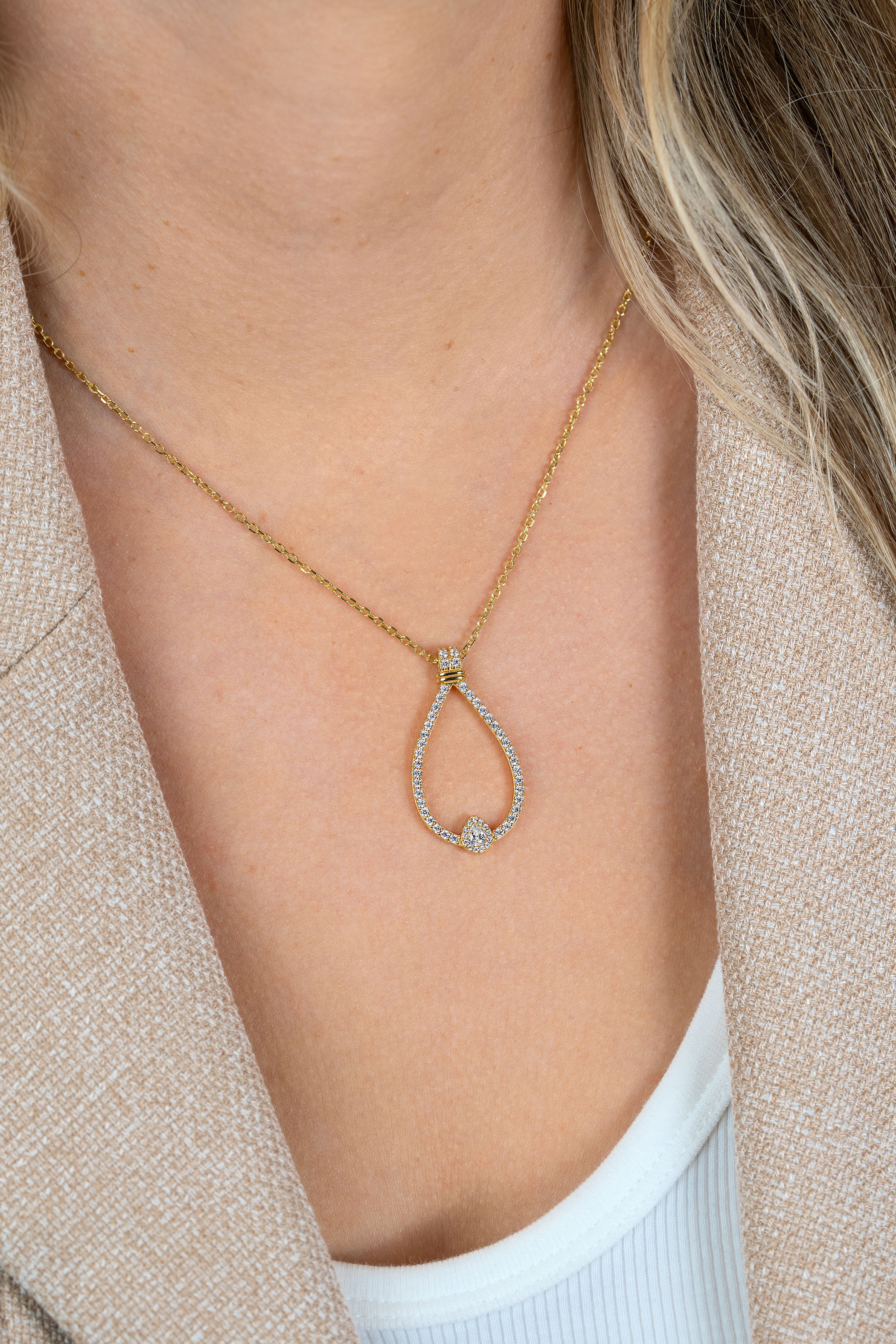 ZINZI goldplated zilveren ketting 45cm met grote sierlijke druppelvormige hanger 35mm met witte zirkonia’s ZIC2815