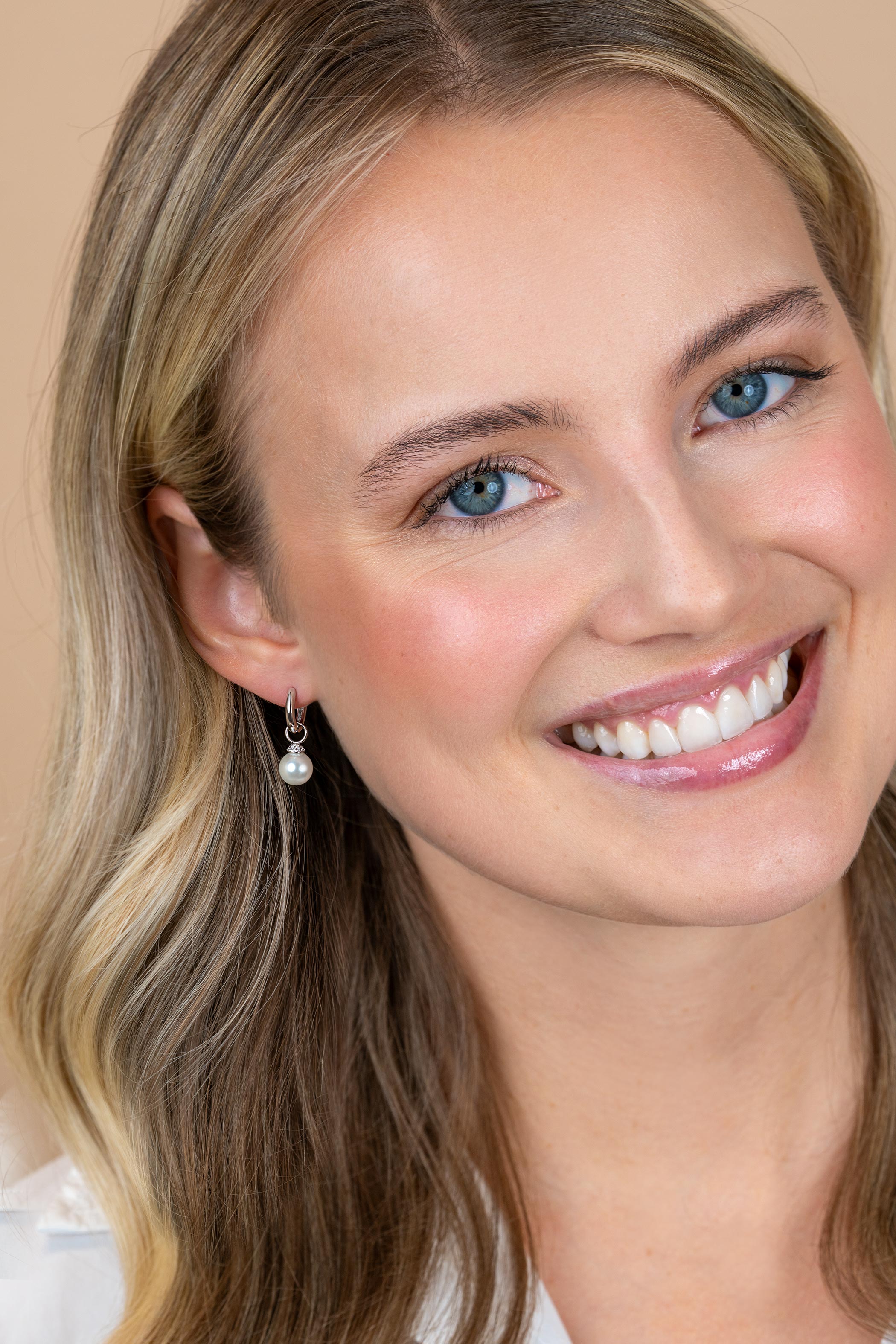 8mm ZINZI zilveren oorbedels met ronde witte parel en pavé gezette top met witte zirkonia’s ZICH2823 (zonder oorringen)