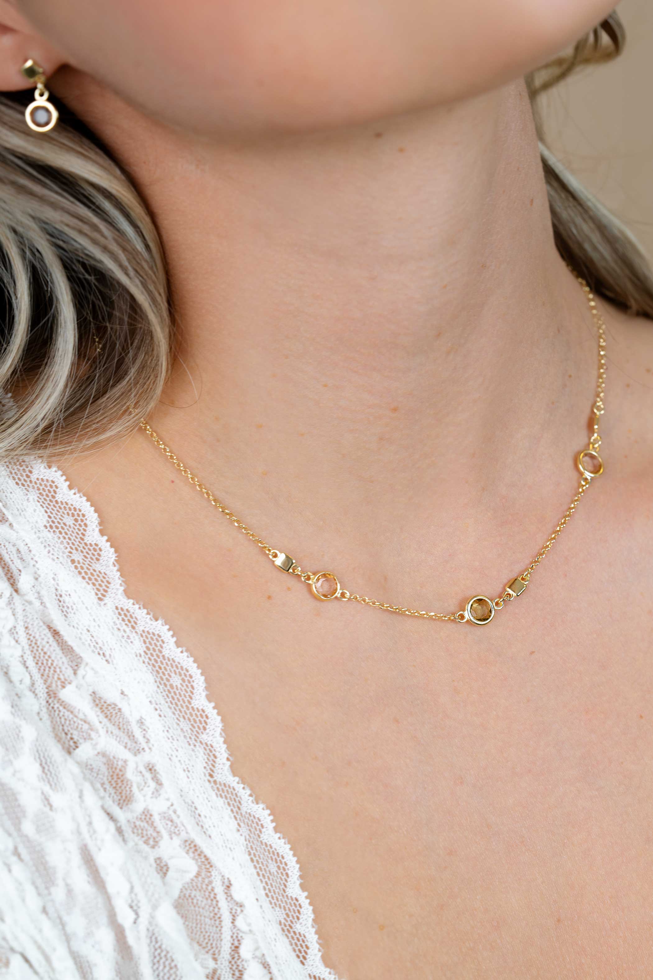 ZINZI gold plated zilveren ketting 45cm met ronde kleurstenen in zachte groen- en champagnetinten, afgewisseld met vierkante plaatjes ZIC2907