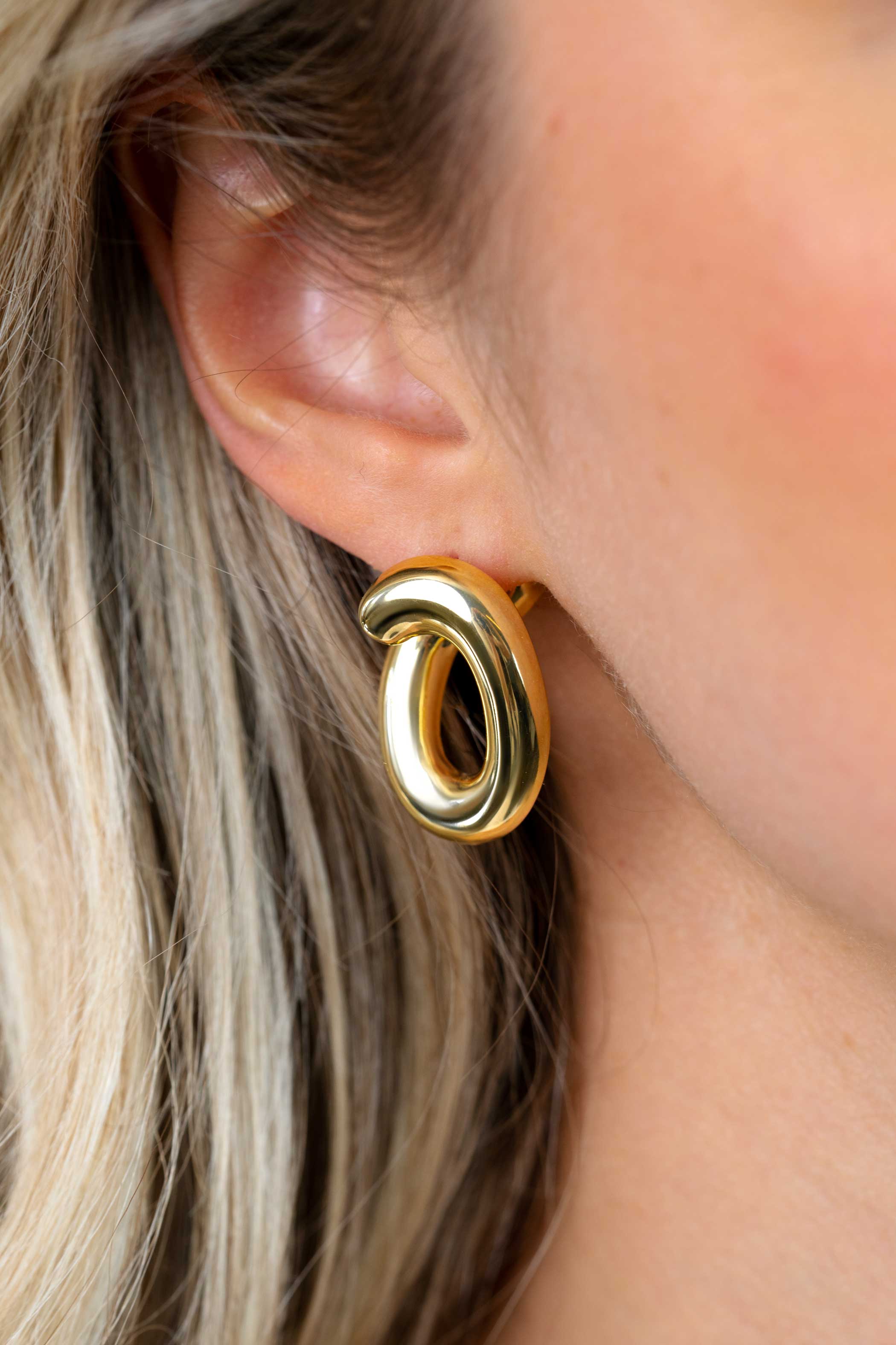 25mm ZINZI gold plated zilveren grote oorringen in ronde organische vorm met vloeiende lijnen en handige bovensluiting ZIO2903G