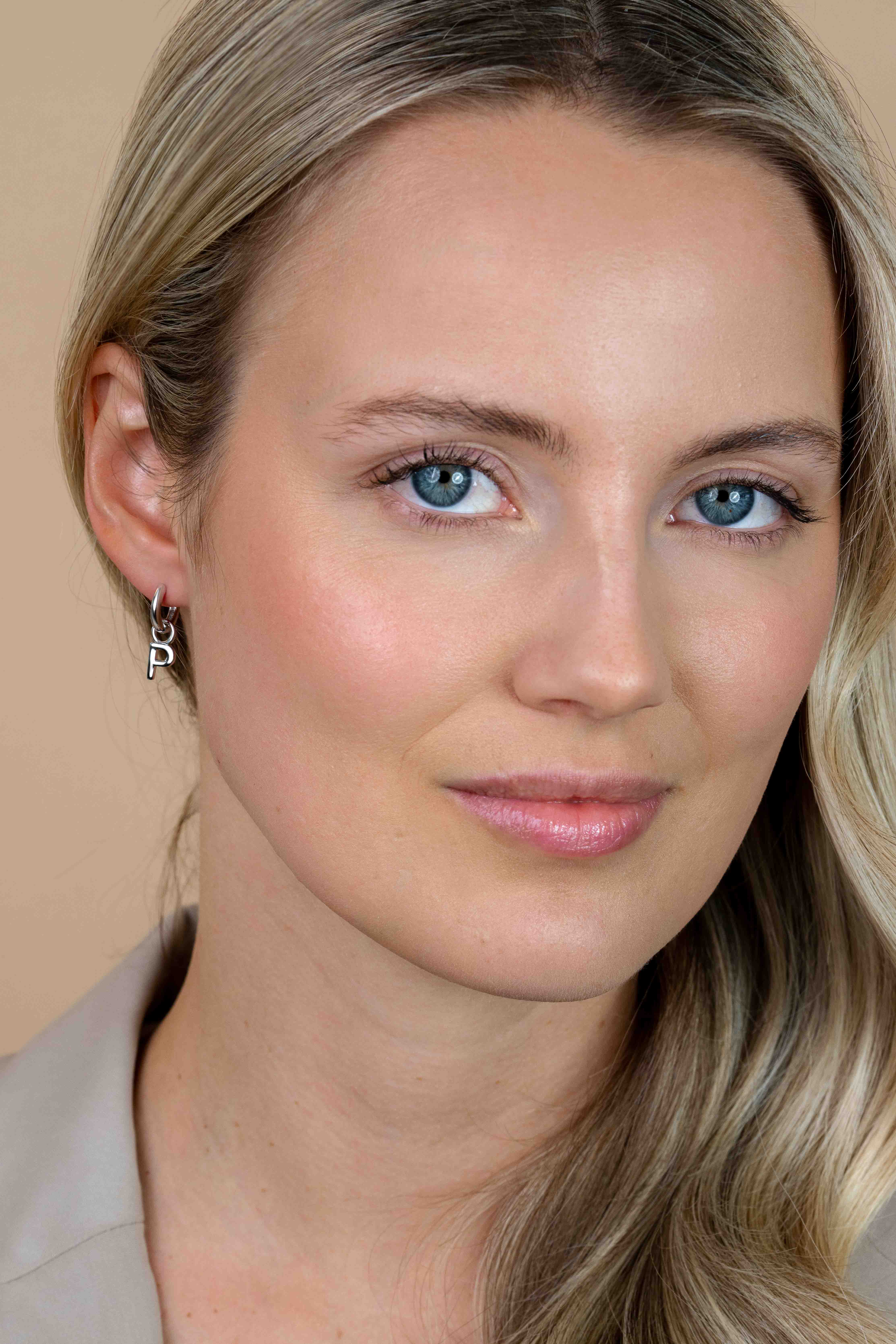 ZINZI zilveren letter oorbedel P per stuk geprijsd ZICH2144P. (zonder oorringen).