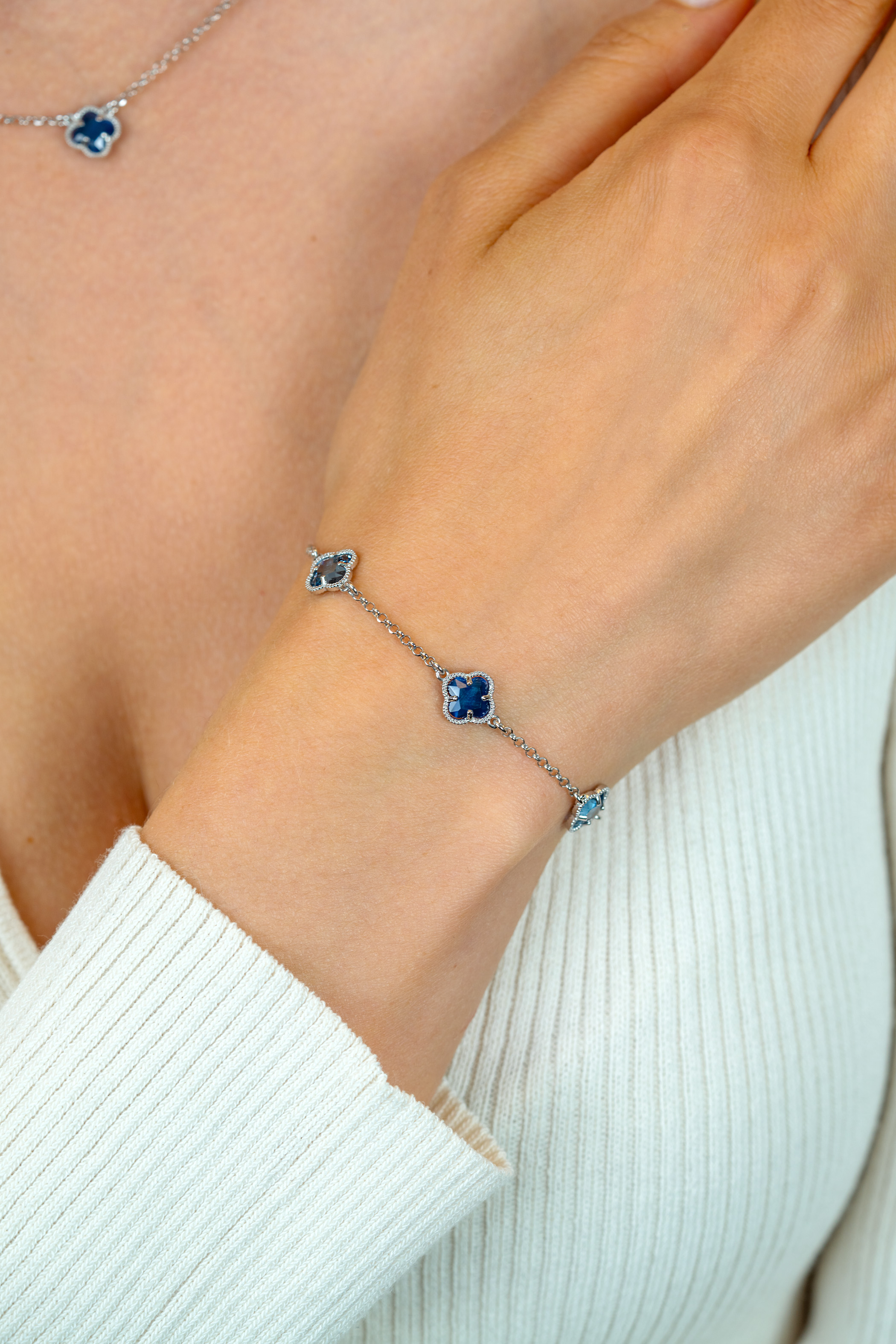 ZINZI zilveren schakel armband met twee lichtblauwe klavers en een donkerblauwe klaver in het midden 17-20cm ZIA2663B