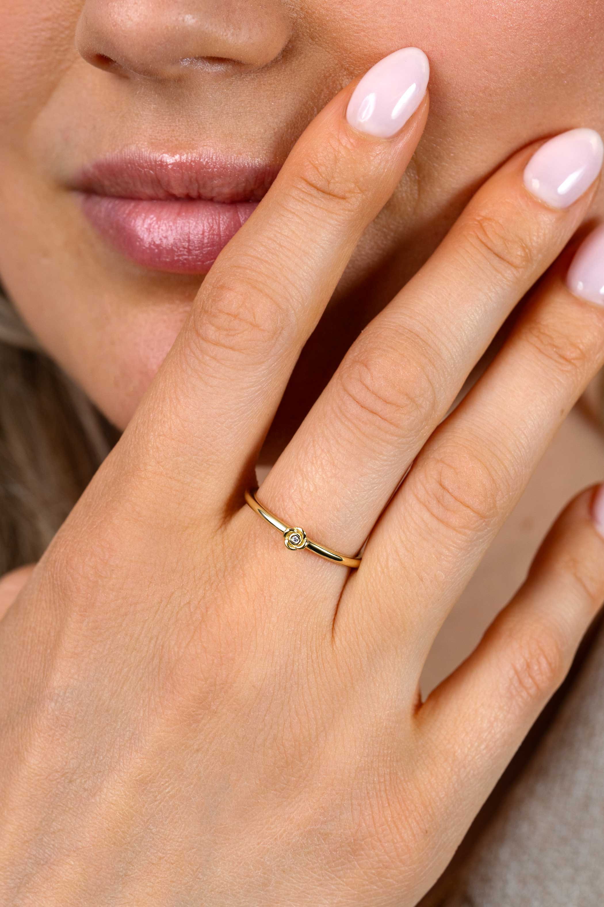 ZINZI gold plated zilveren ring met roosvorm (4mm), bezet met een witte zirkonia ZIR2872Y