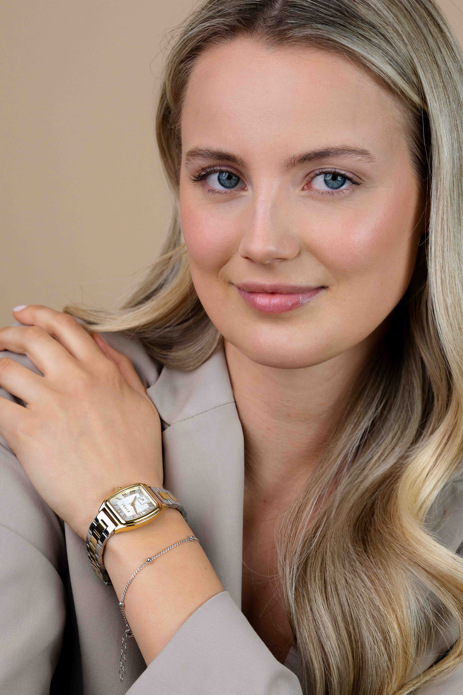 ZINZI Contour bicolor horloge zilveren sunray wijzerplaat en vintage kast stalen bicolor schakelband 26mm extra dun ZIW3033
