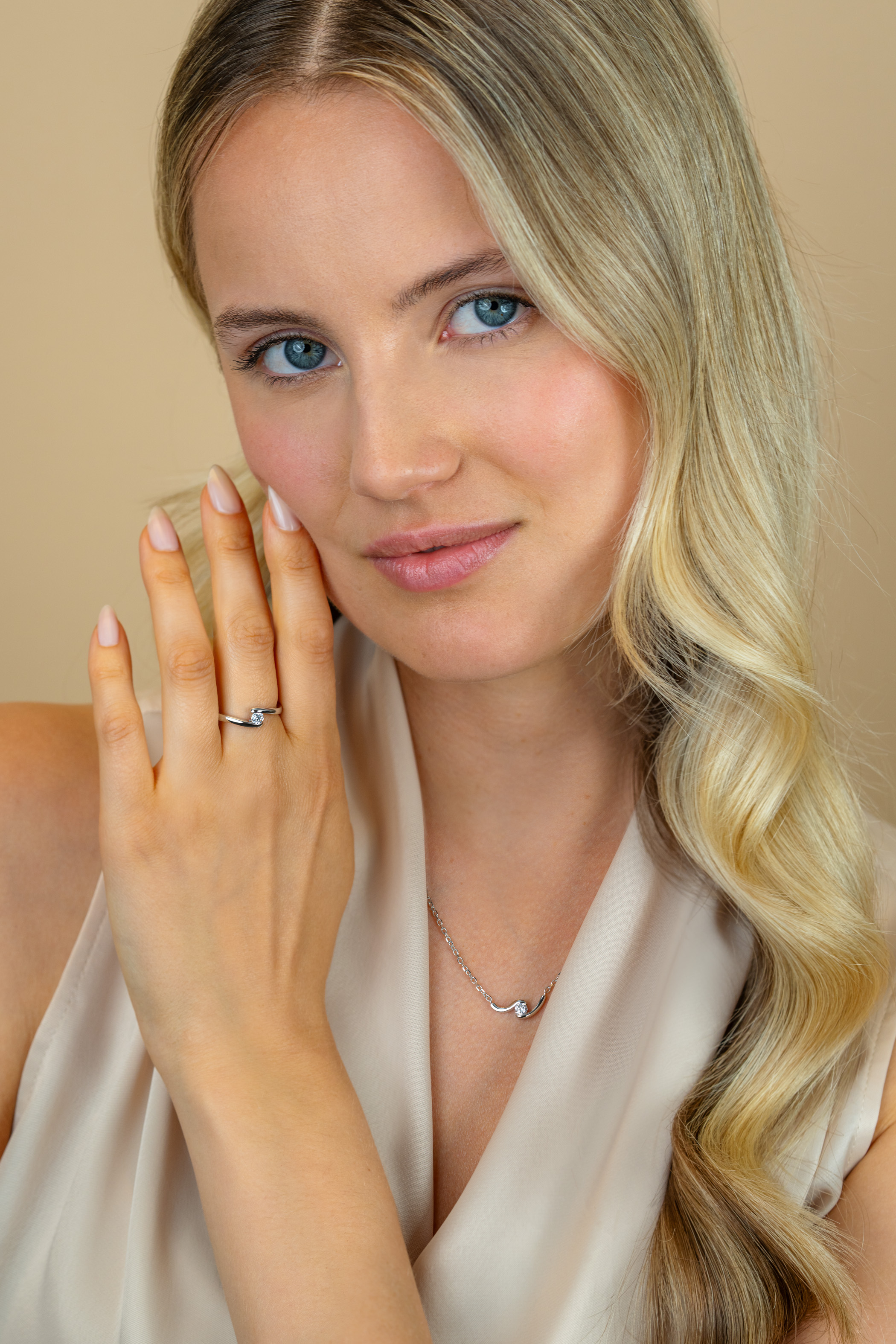 ZINZI zilveren ring (6mm breed) met ronde zirkonia, sierlijk omklemd door twee banen ZIR2766