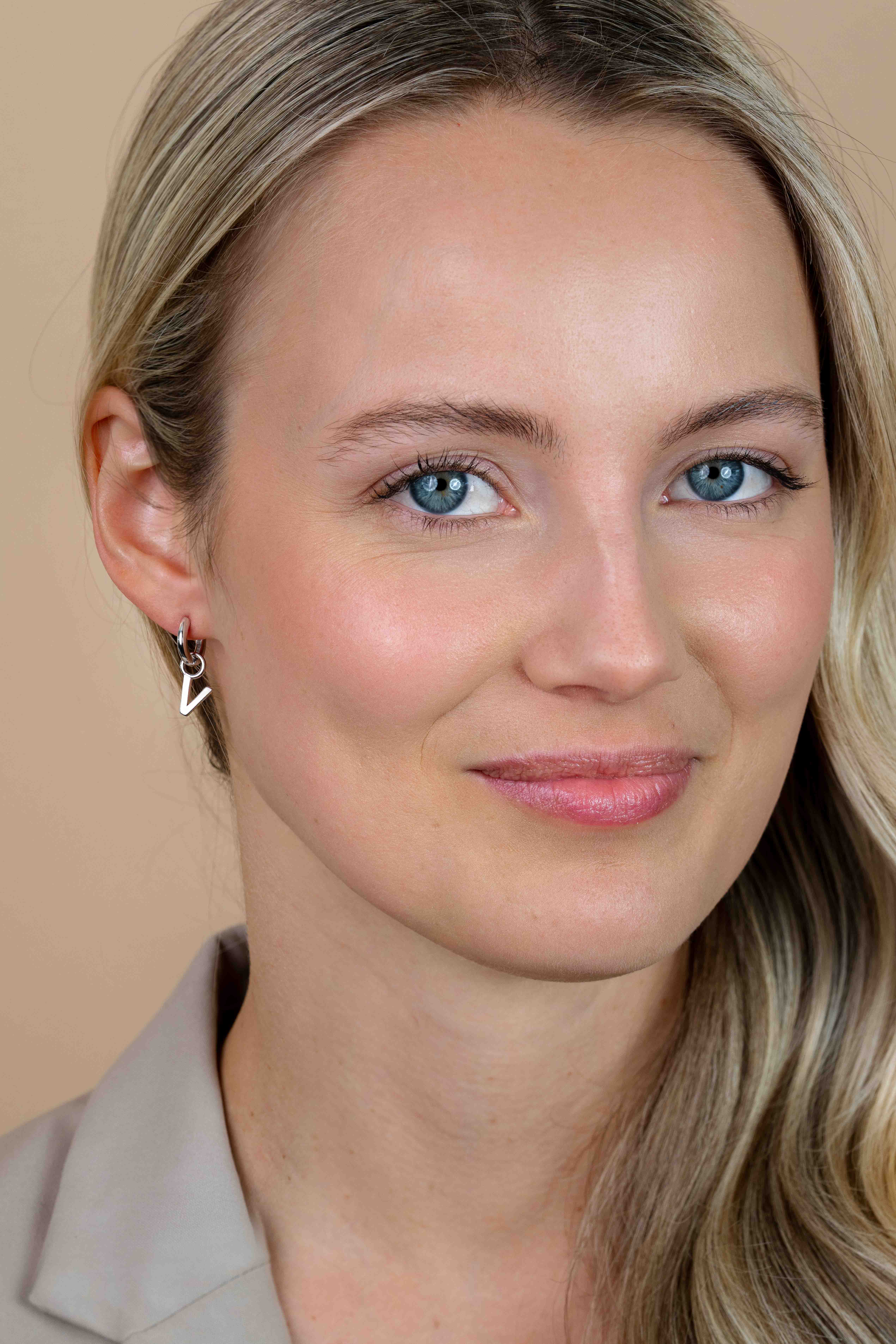 ZINZI zilveren letter oorbedel V per stuk geprijsd ZICH2144V. (zonder oorringen).