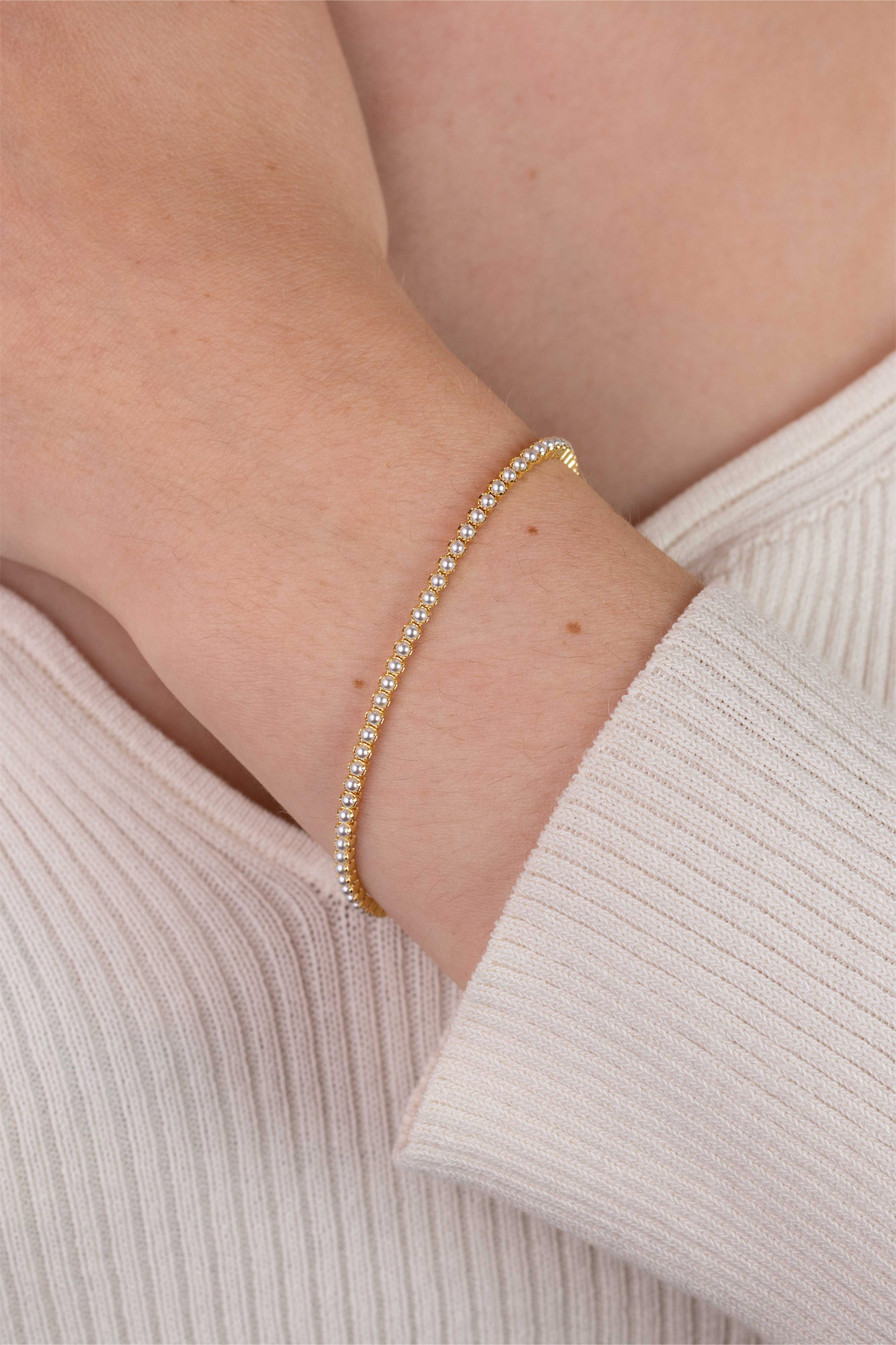 ZINZI gold plated zilveren tennisarmband 2,4mm breed bezet met een rij glanzende witte parels ZIA2910