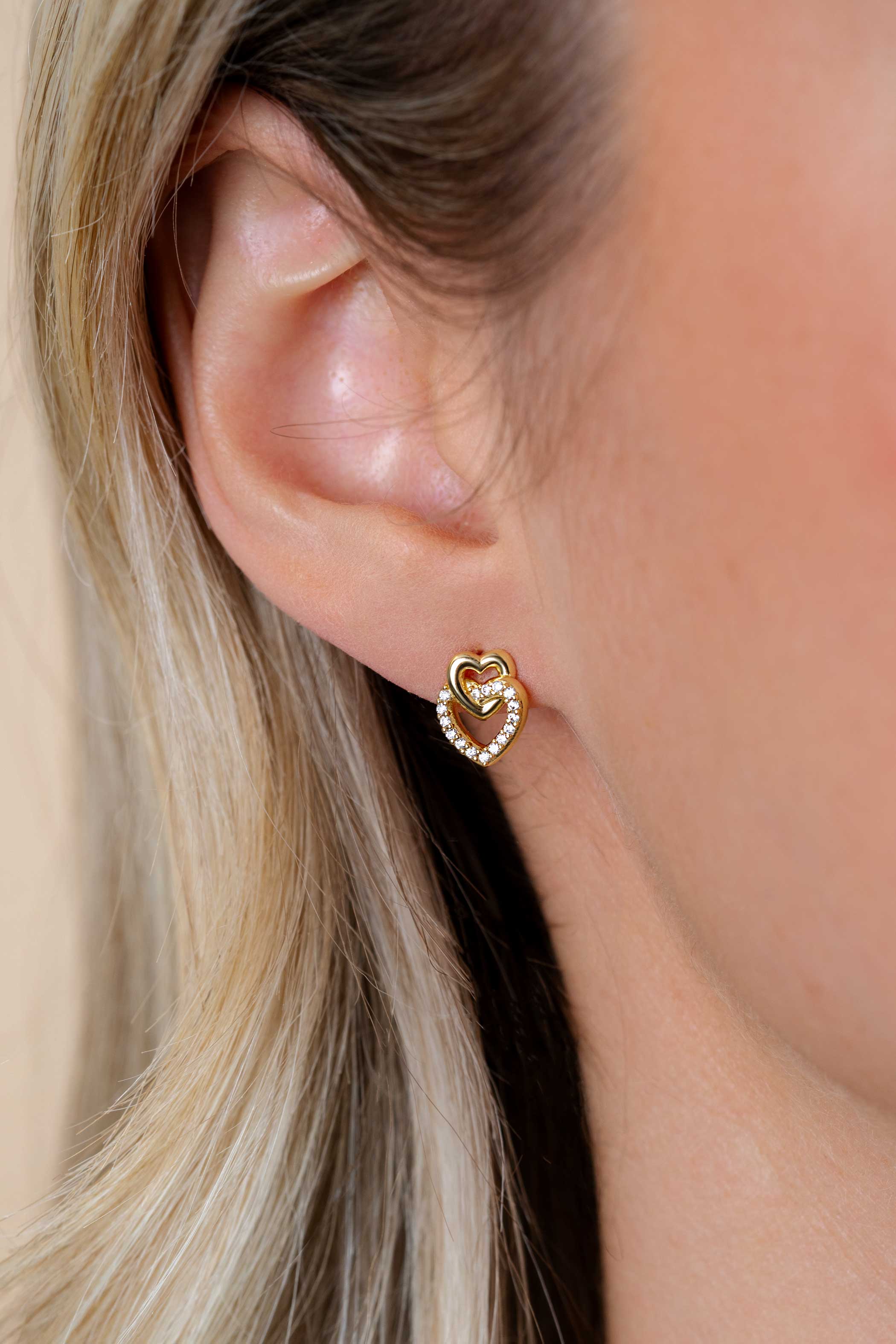 10mm ZINZI gold plated zilveren oorknoppen 2 open hartjes met elkaar verbonden, waarvan 1 hartje bezet met witte zirconia's ZIO2493Y