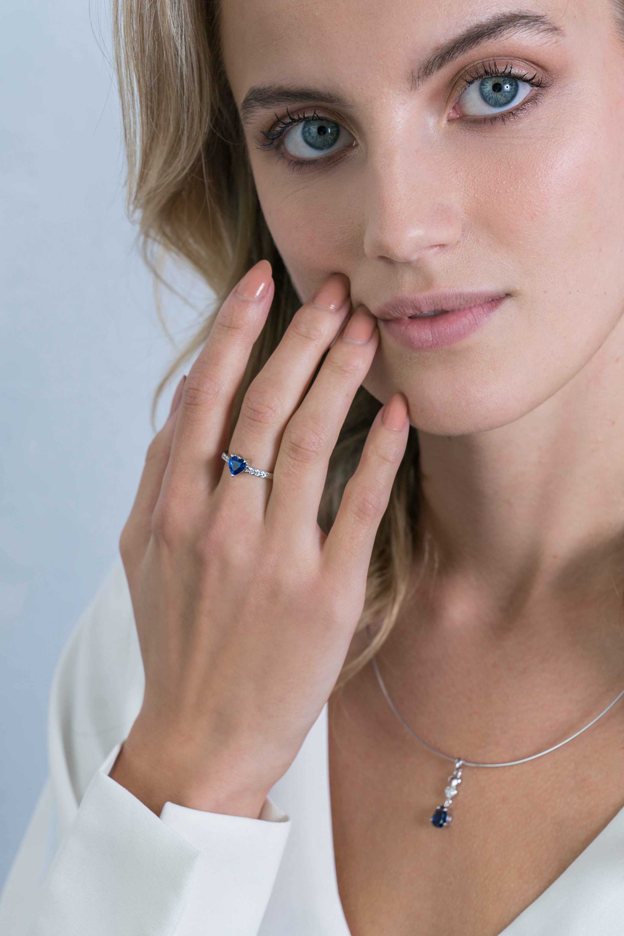 ZINZI zilveren ring hart saffierblauw en witte zirconia's ZIR2134B