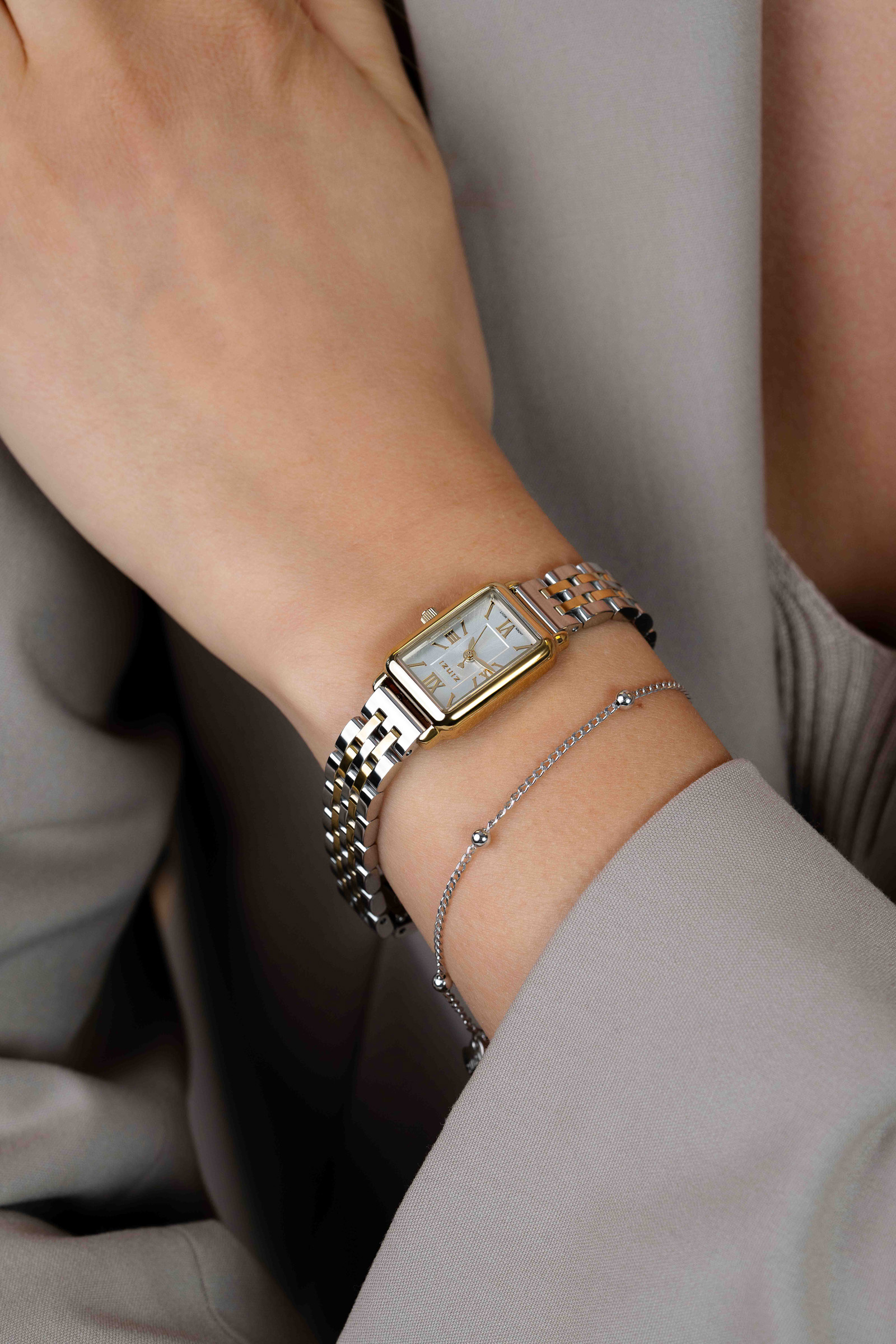 ZINZI Small Elegance bicolor horloge zilverkleurige sunray wijzerplaat en rechthoekige kast stalen bicolor schakelband 22mm extra dun ZIW2833
