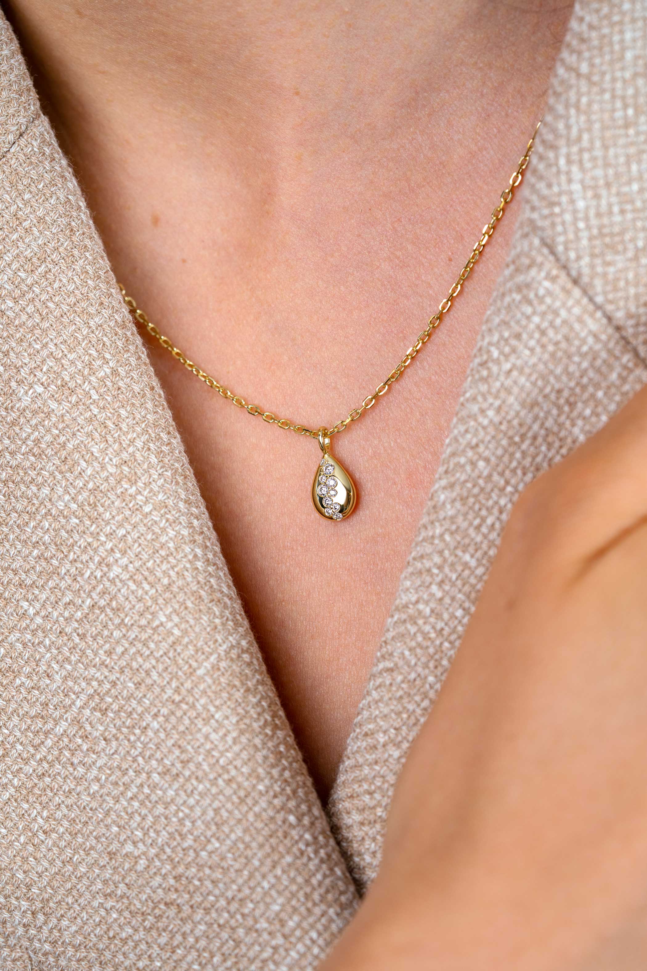 ZINZI gold plated zilveren ketting met druppelvormige hanger (14mm) bezet met witte zirkonia’s 42-45cm ZIC2871