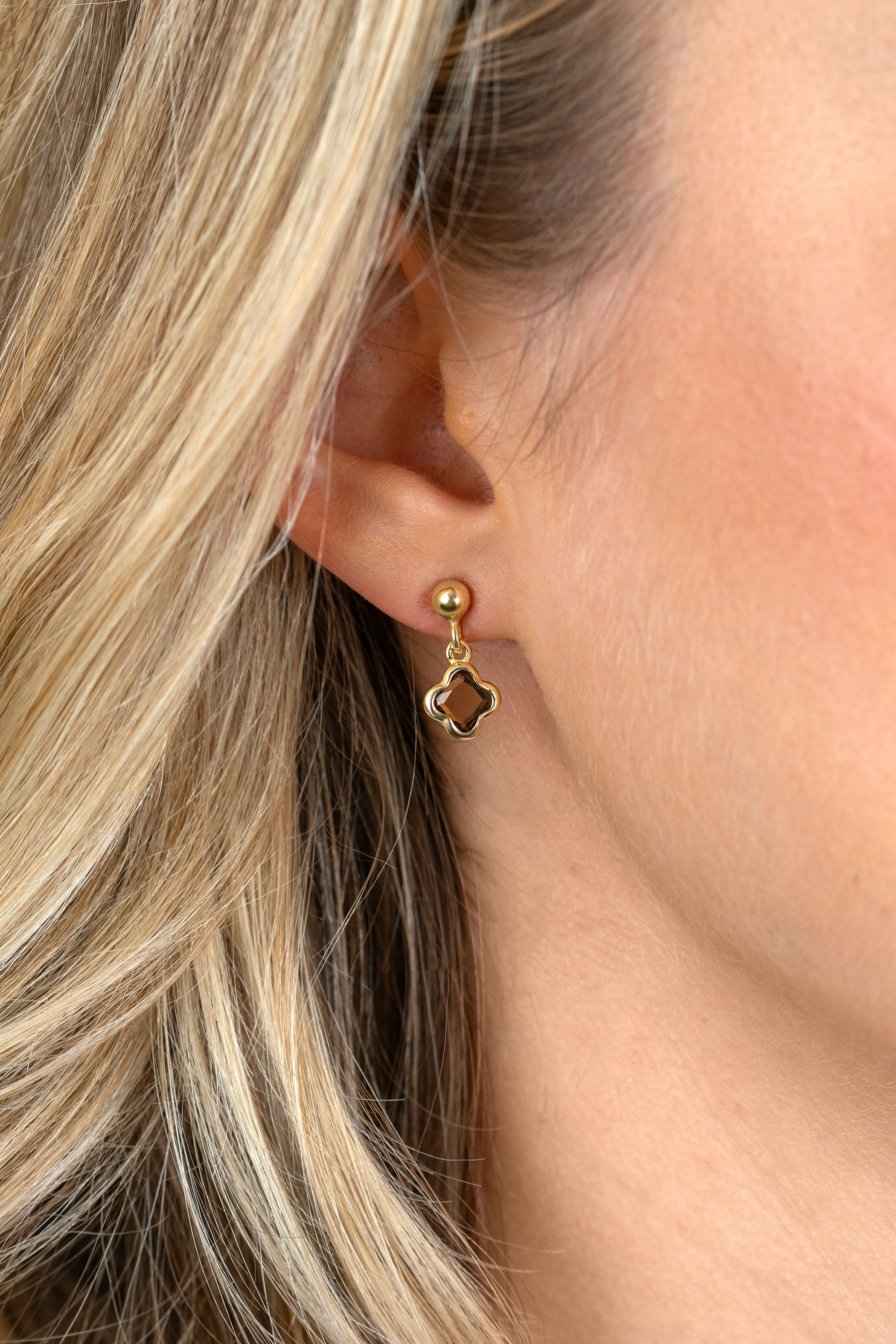 16mm ZINZI goldplated zilveren oorstekers met bruine klavers 8mm ZIO2772