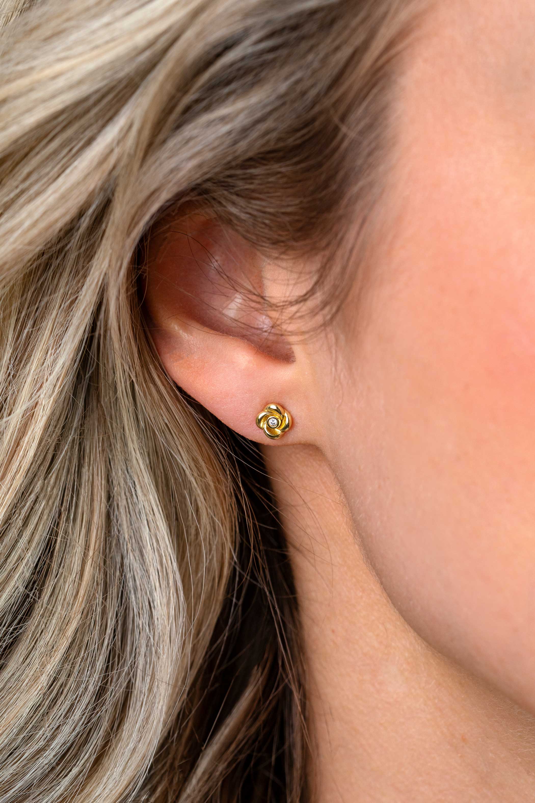 6mm ZINZI gold plated zilveren oorstekers met een roosje, bezet met witte zirkonia ZIO2872Y