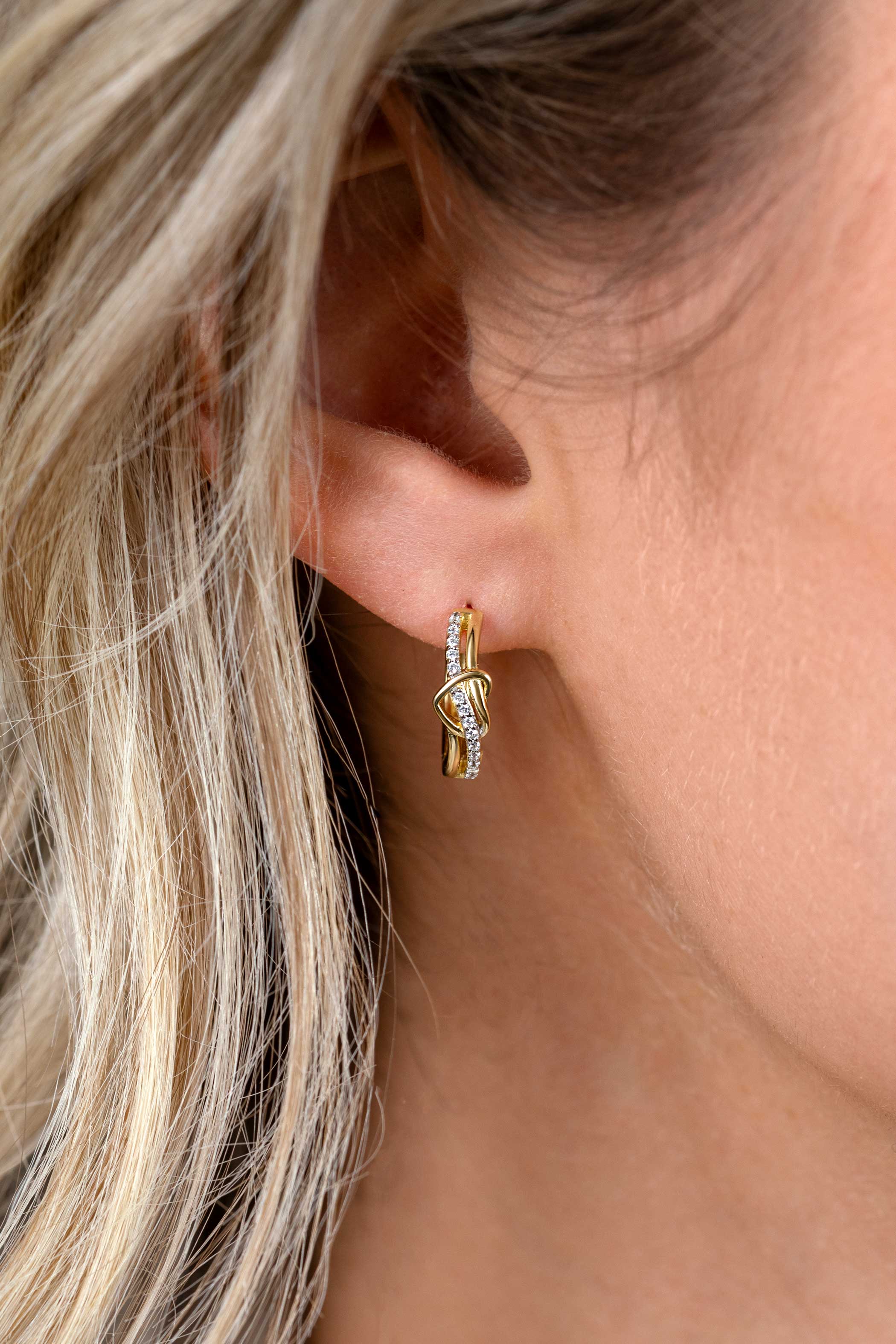 15mm ZINZI gold plated zilveren oorringen met een opengewerkt sierlijk hart waarbij een rij witte zirkonia’s vloeiend door het hart loopt, luxe klapsluiting ZIO2874Y