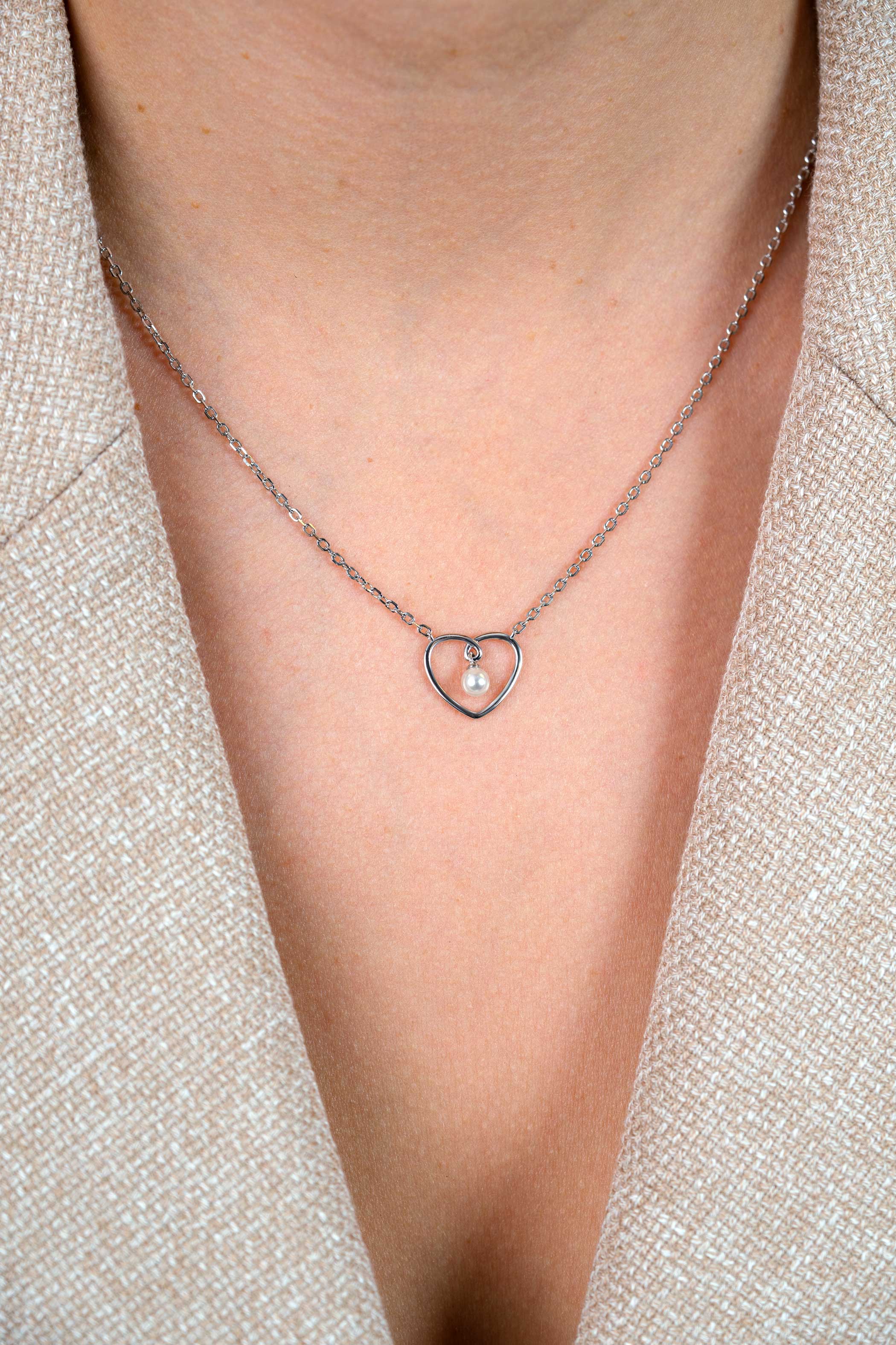 ZINZI zilveren ketting met opengewerkt hart (12mm) en bungelend witte parelhanger 42-45cm ZIC2865