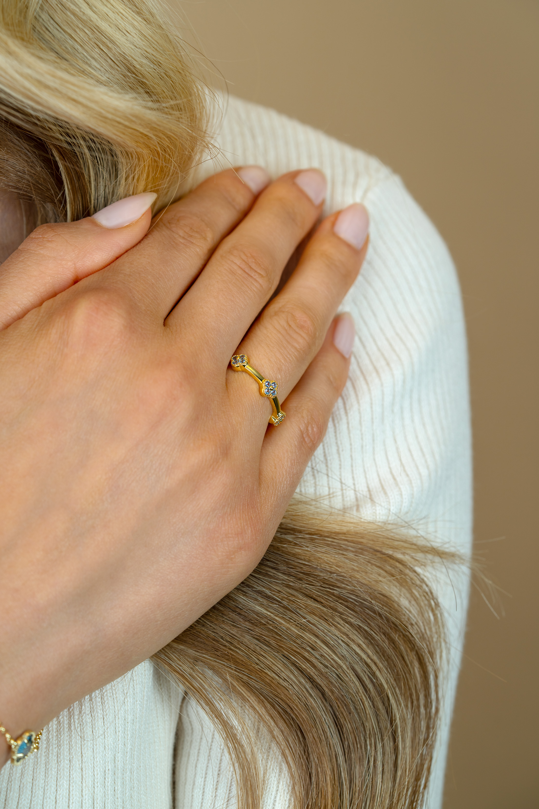 ZINZI gold plated zilveren ring (5mm breed) met lichtblauwe klavers ZIR2662