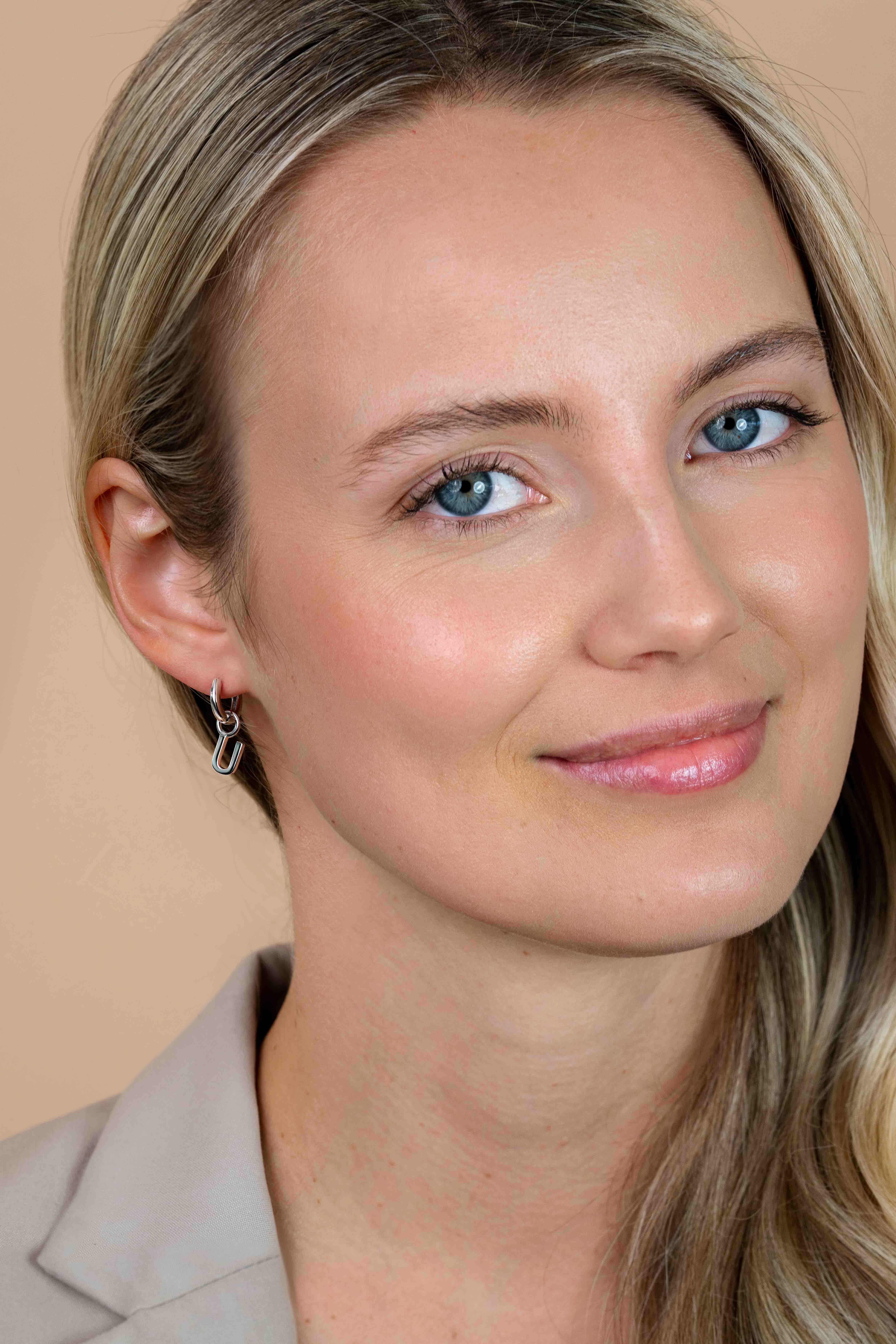 ZINZI zilveren letter oorbedel U per stuk geprijsd ZICH2144U. (zonder oorringen).