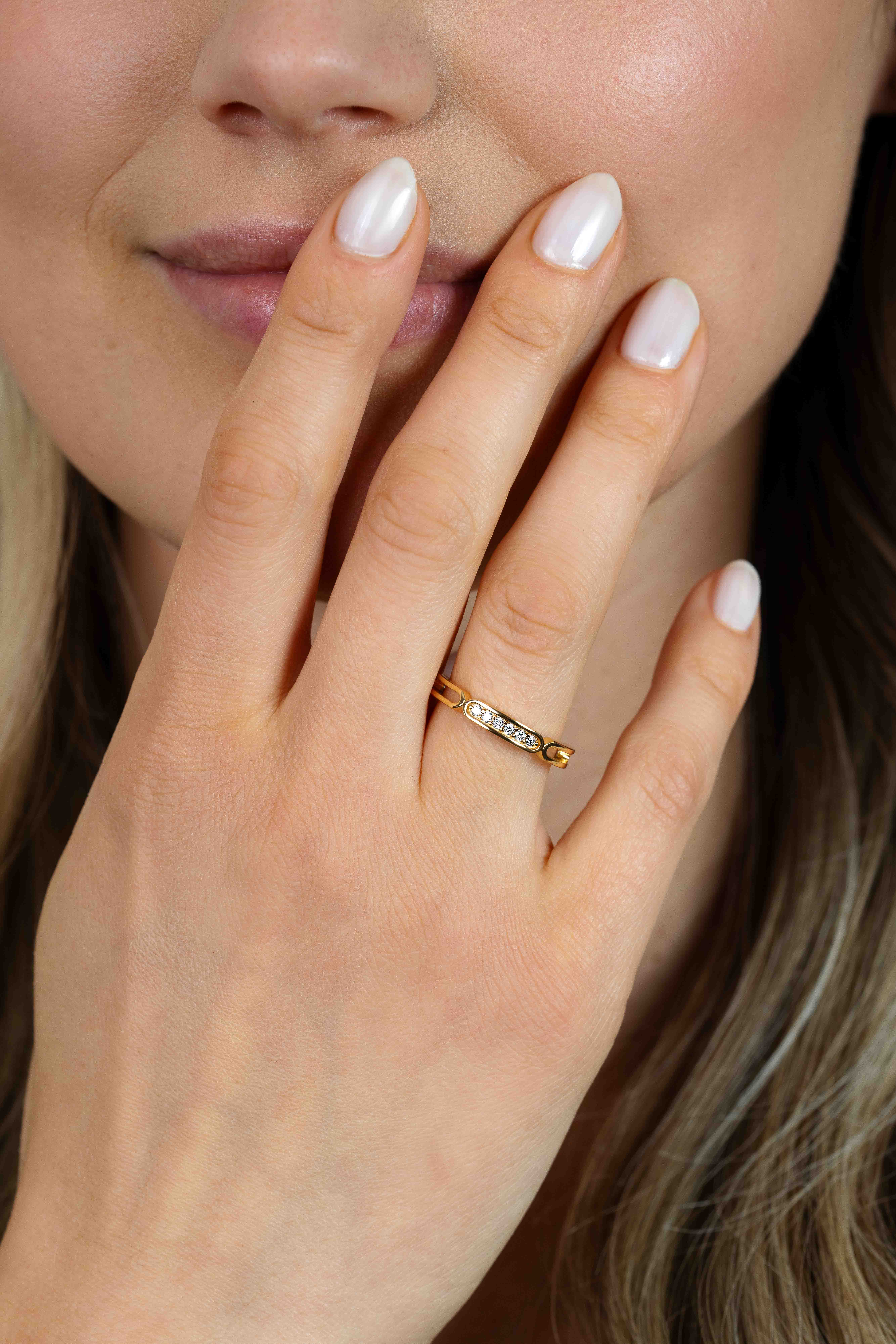 ZINZI gold plated zilveren aanschuifring 3mm breed met trendy ovale vormen wit ZIR2270Y