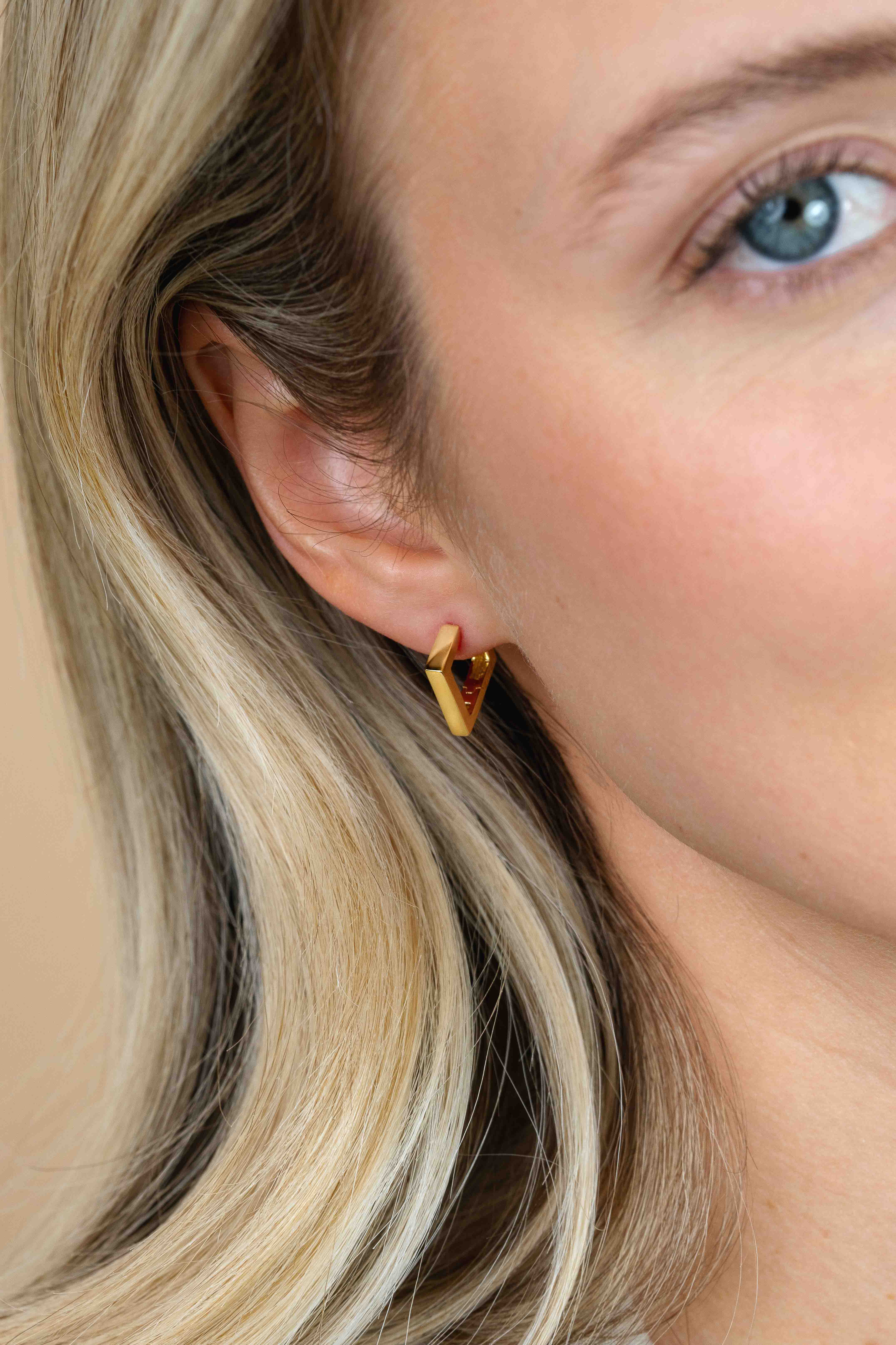 ZINZI gold plated zilveren luxe oorringen vierkante buis driehoekvorm 18x2,5mm ZIO1684G