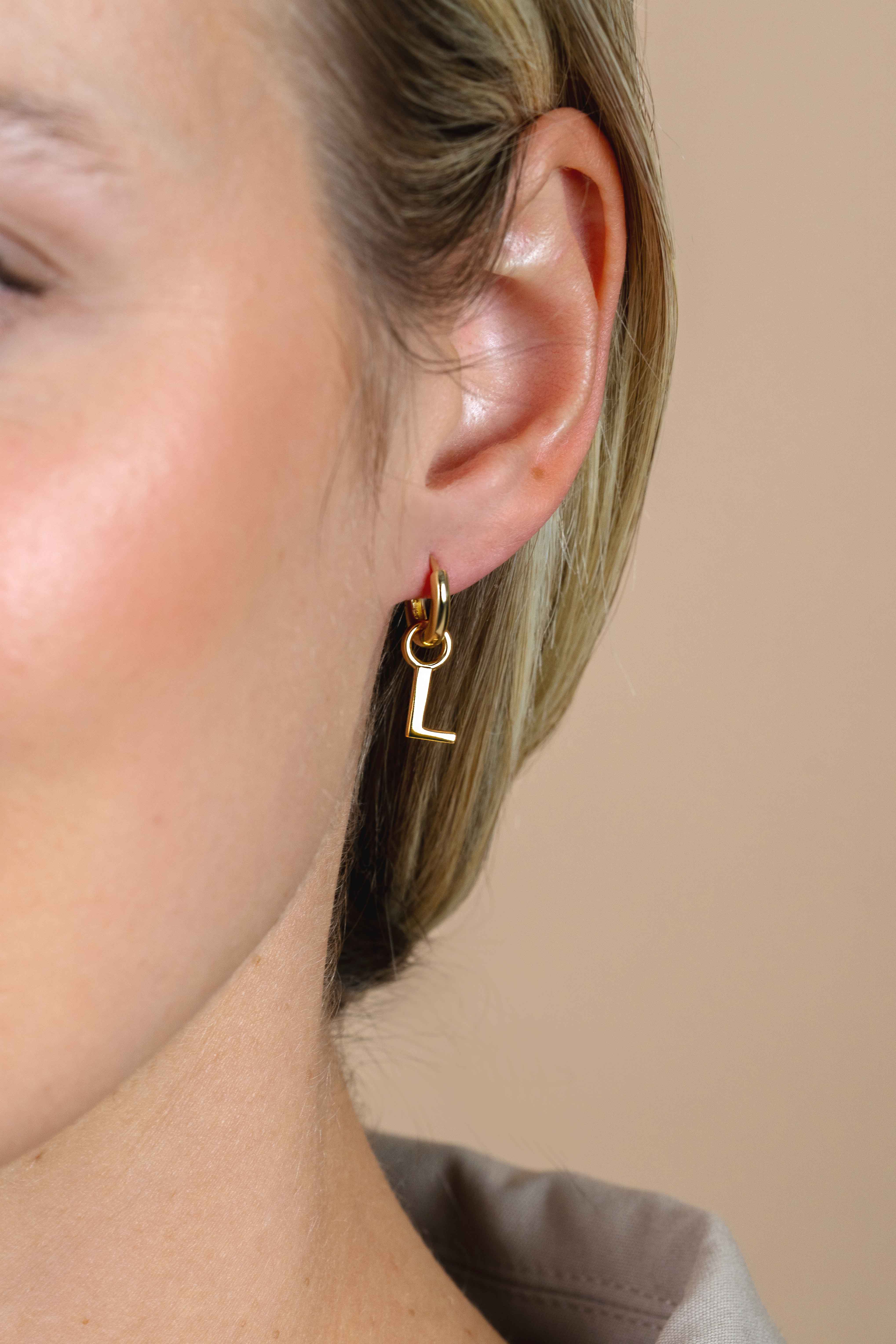 ZINZI zilveren geelvergulde letter oorbedel L per stuk geprijsd ZICH2145L. (zonder oorringen).