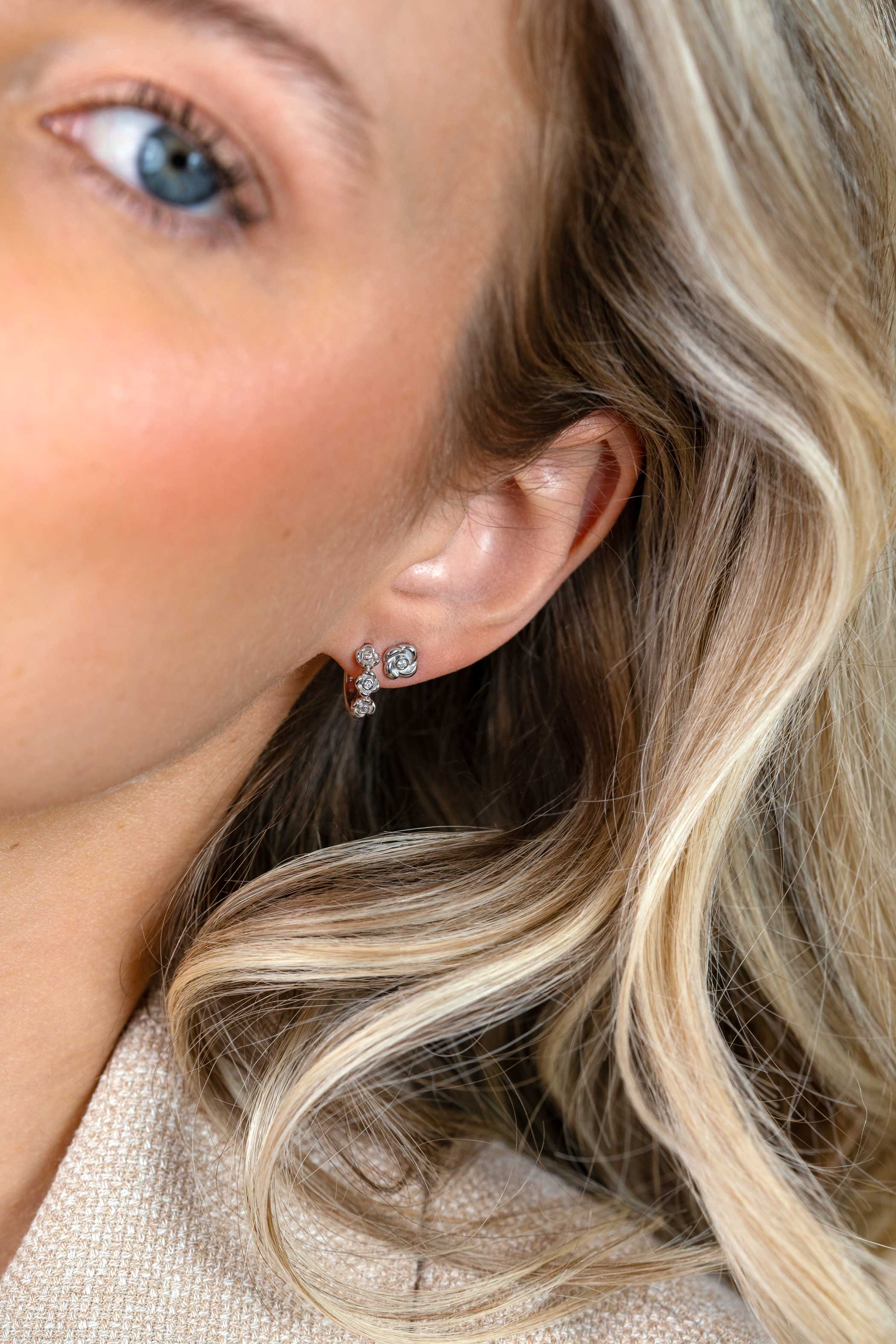 13mm ZINZI zilveren oorringen met drie roosjes, bezet met witte zirkonia’s, luxe klapsluiting ZIO2873