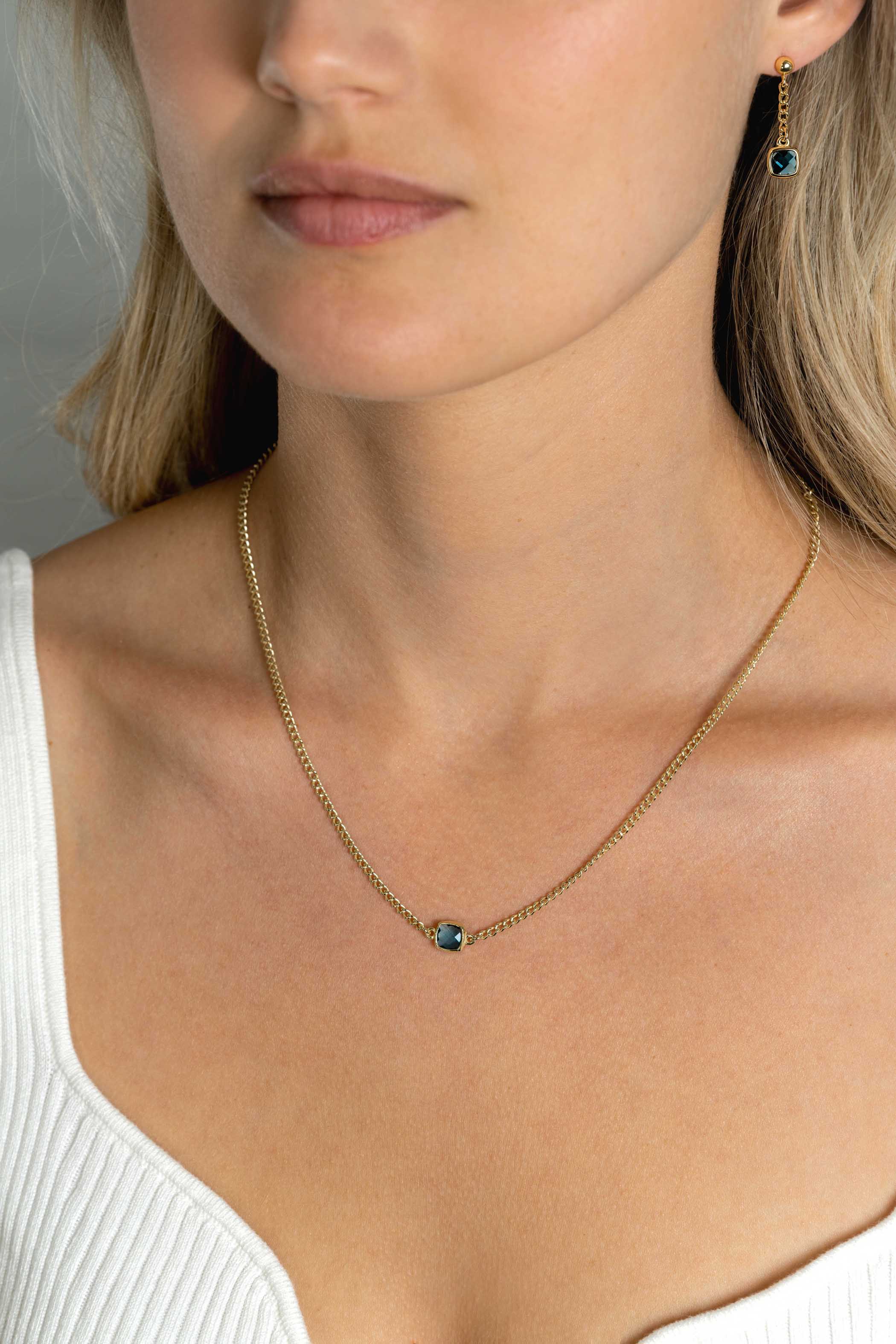 ZINZI gold plated zilveren gourmet ketting met vierkante zetting bezet met indigo blauwe kleursteen 40-45cm ZIC2417G