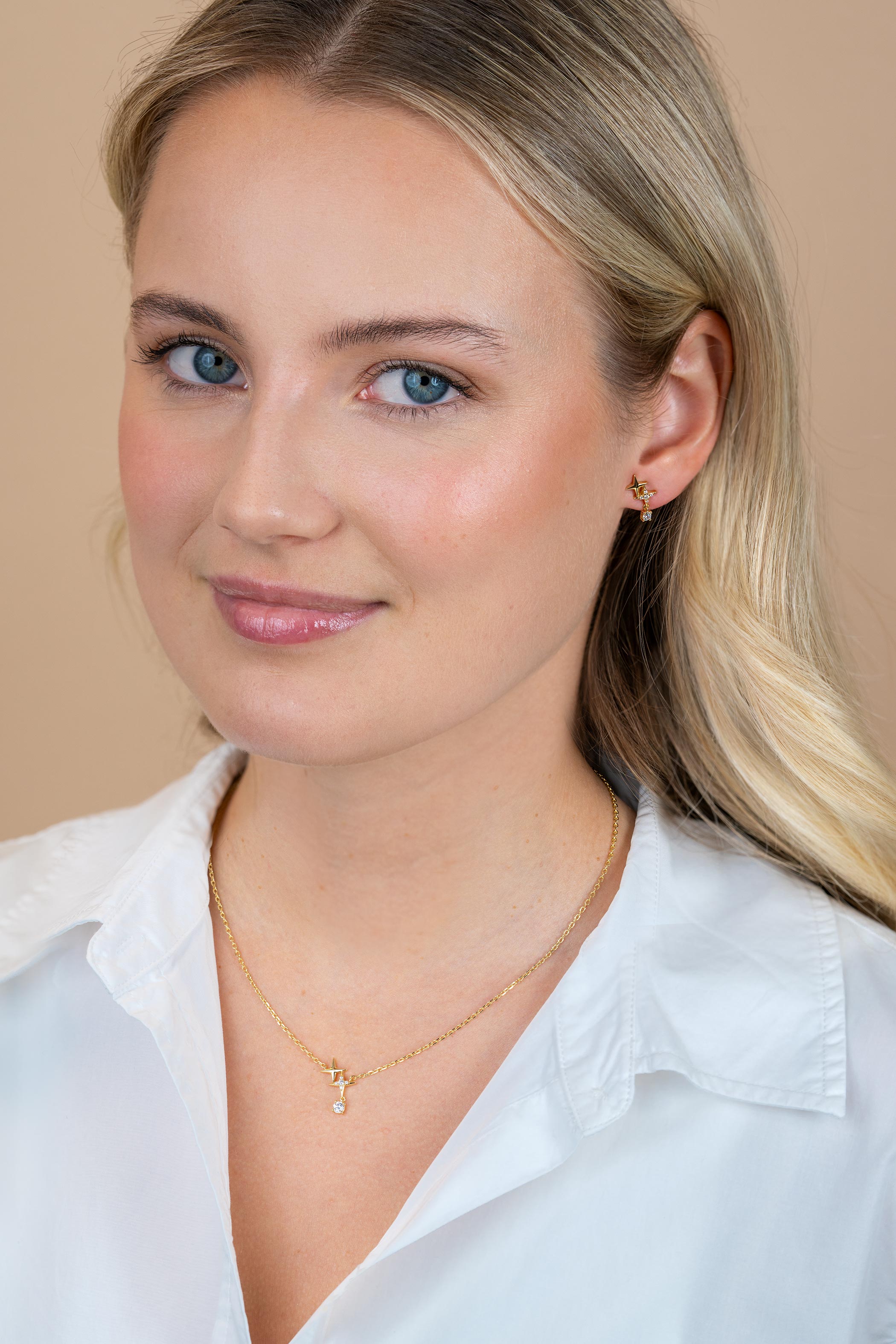 14,5mm ZINZI goldplated zilveren oorstekers 'sterrendans' met twee speelse sterren en bungelende witte zirkonia ZIO2837