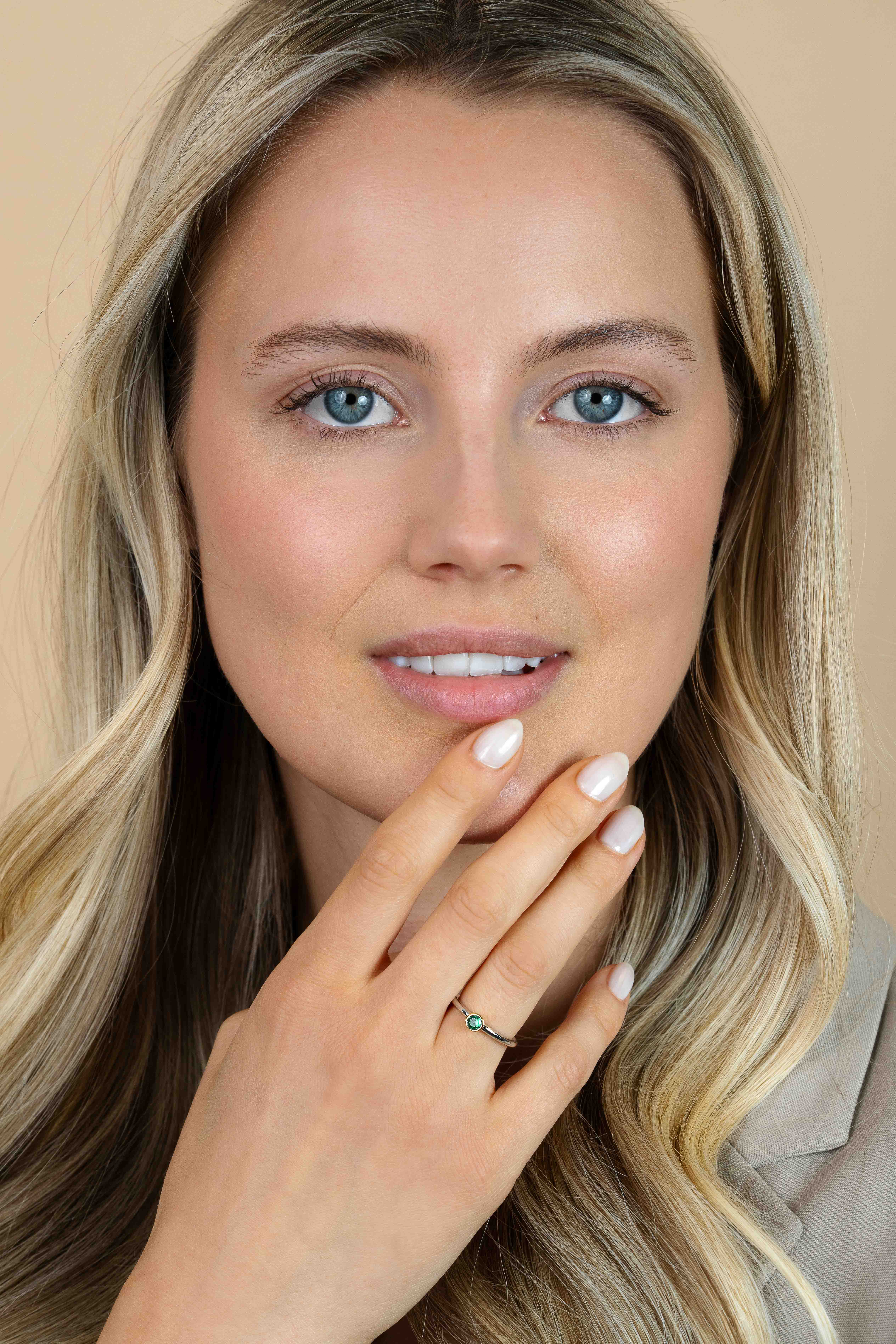 ZINZI zilveren ring bicolor glad rond met groene zirconia ZIR1177G