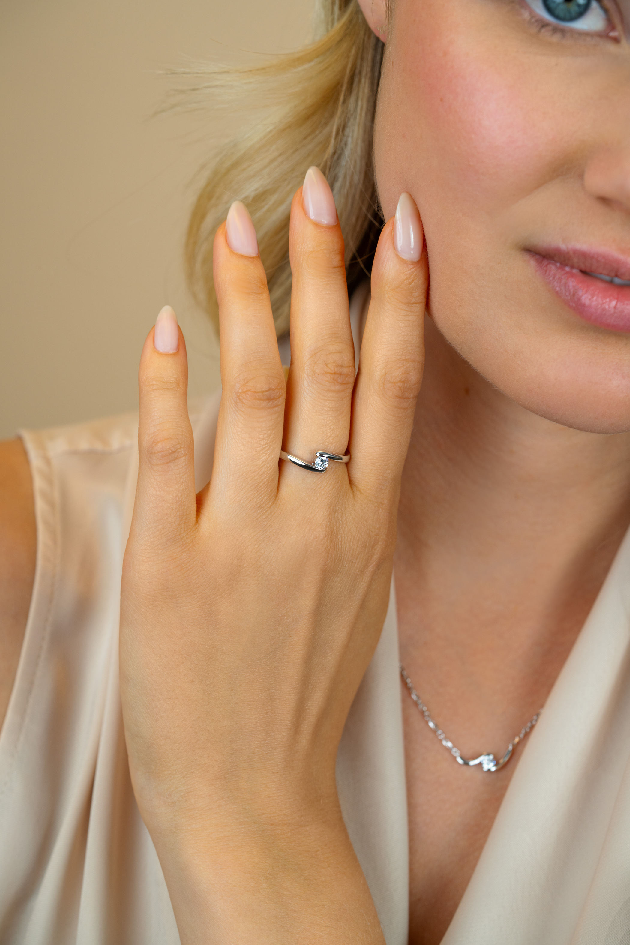 ZINZI zilveren ring (6mm breed) met ronde zirkonia, sierlijk omklemd door twee banen ZIR2766