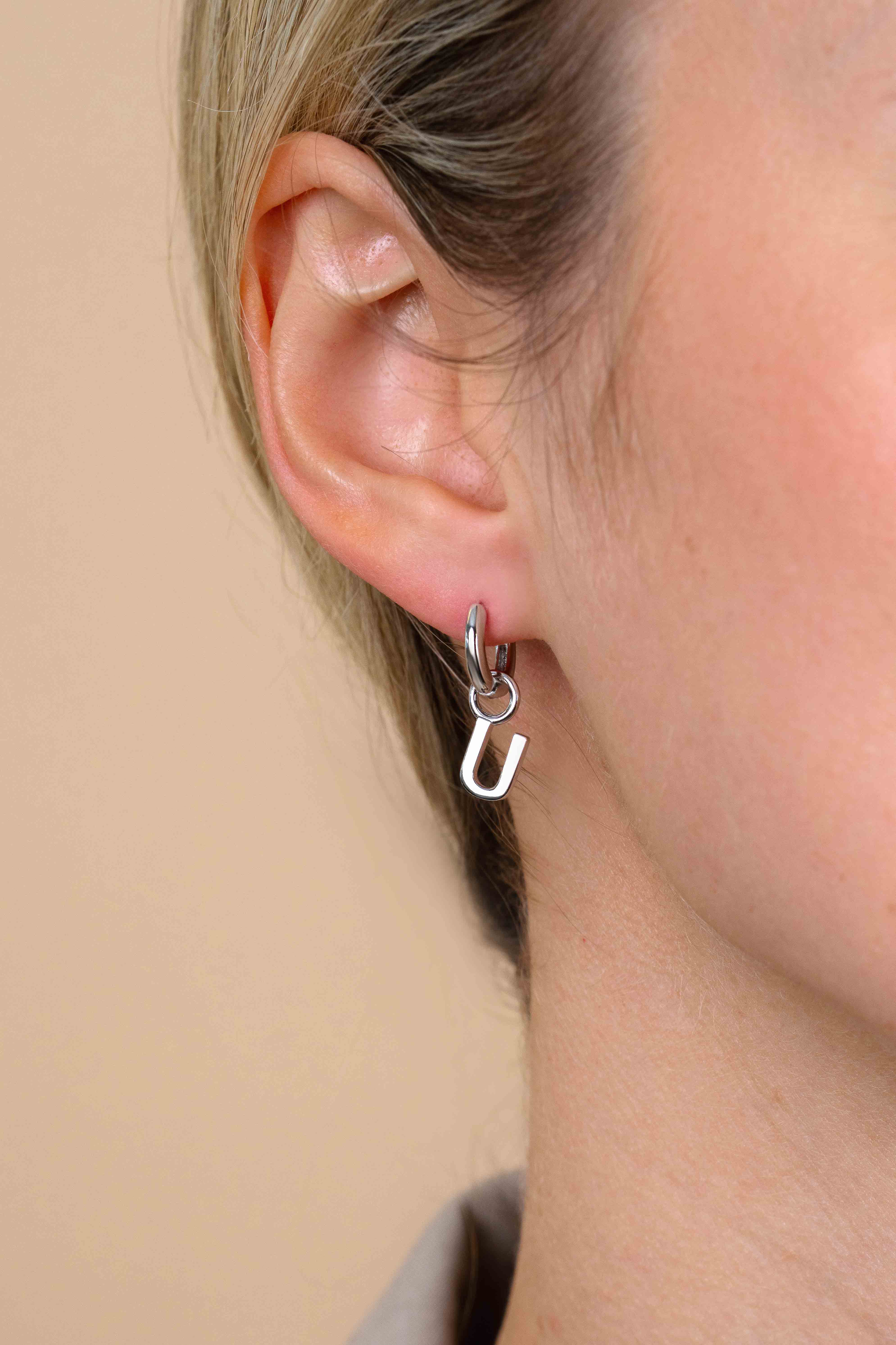 ZINZI zilveren letter oorbedel U per stuk geprijsd ZICH2144U. (zonder oorringen).