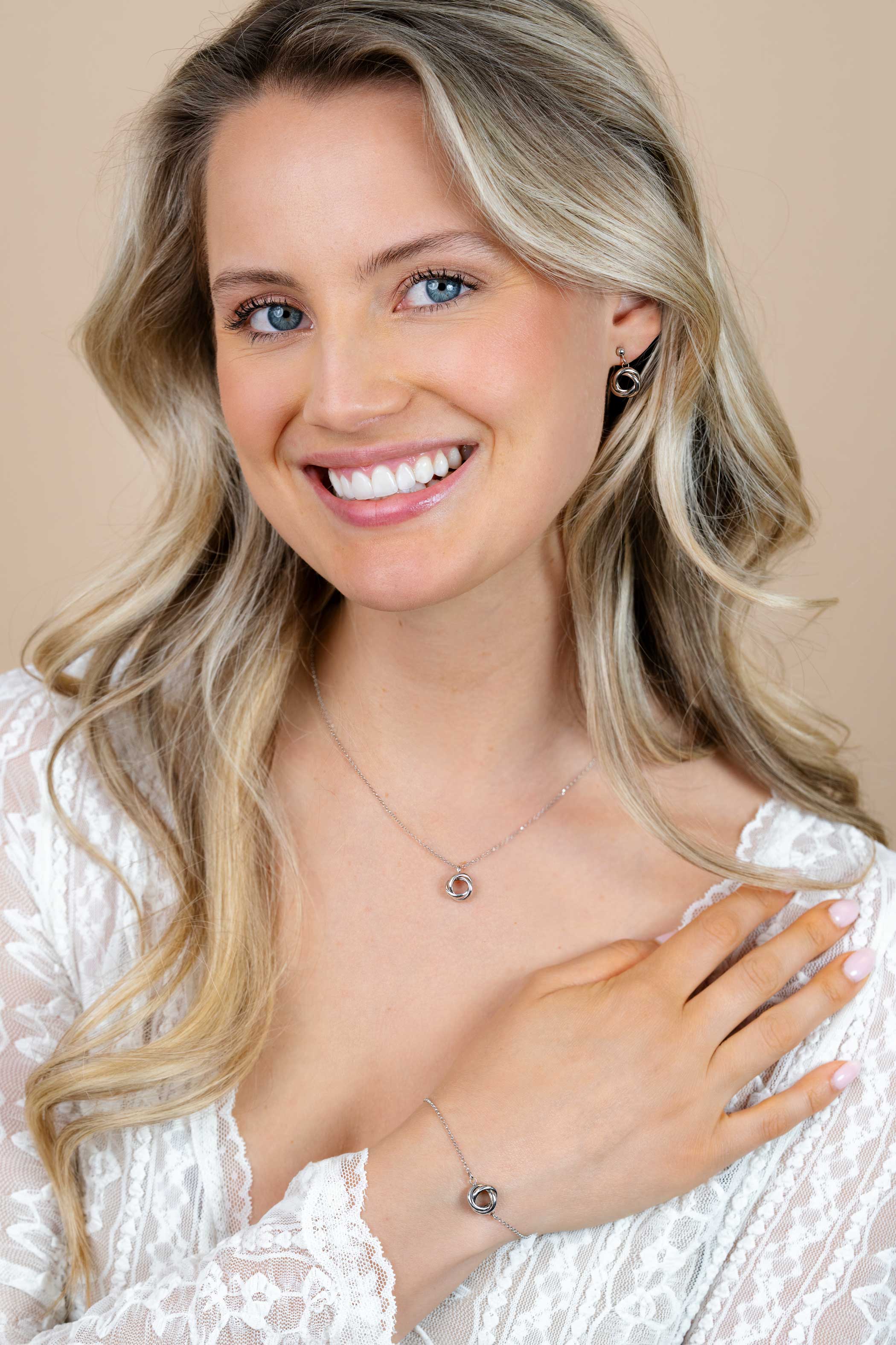ZINZI zilveren collier 45cm met hanger van drie verbonden ringen (knoop-stijl) ZIC2890