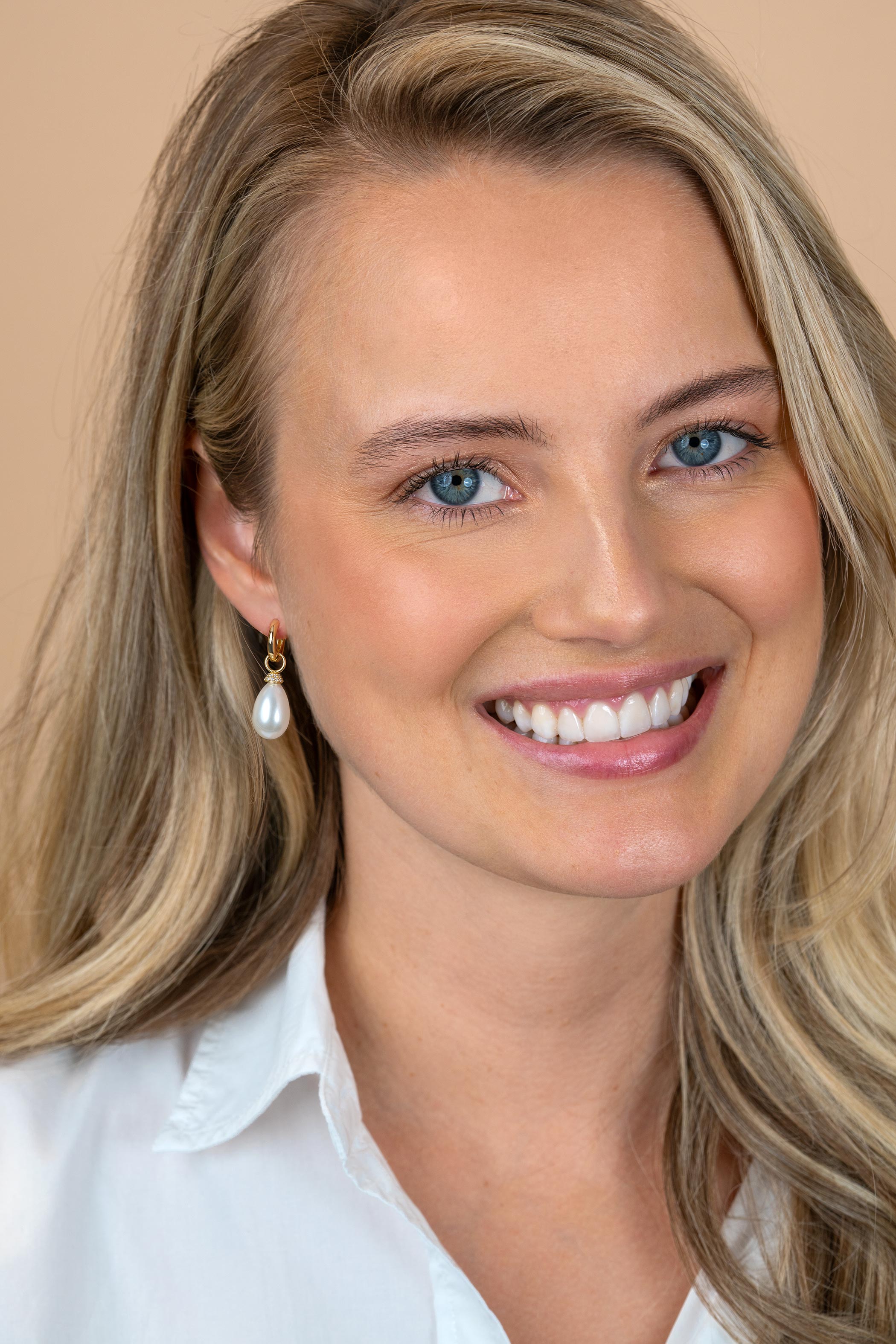 18mm ZINZI goldplated zilveren oorbedels met ovaalvormige witte parel en pavé gezette top met witte zirkonia’s ZICH2822Y (zonder oorringen)