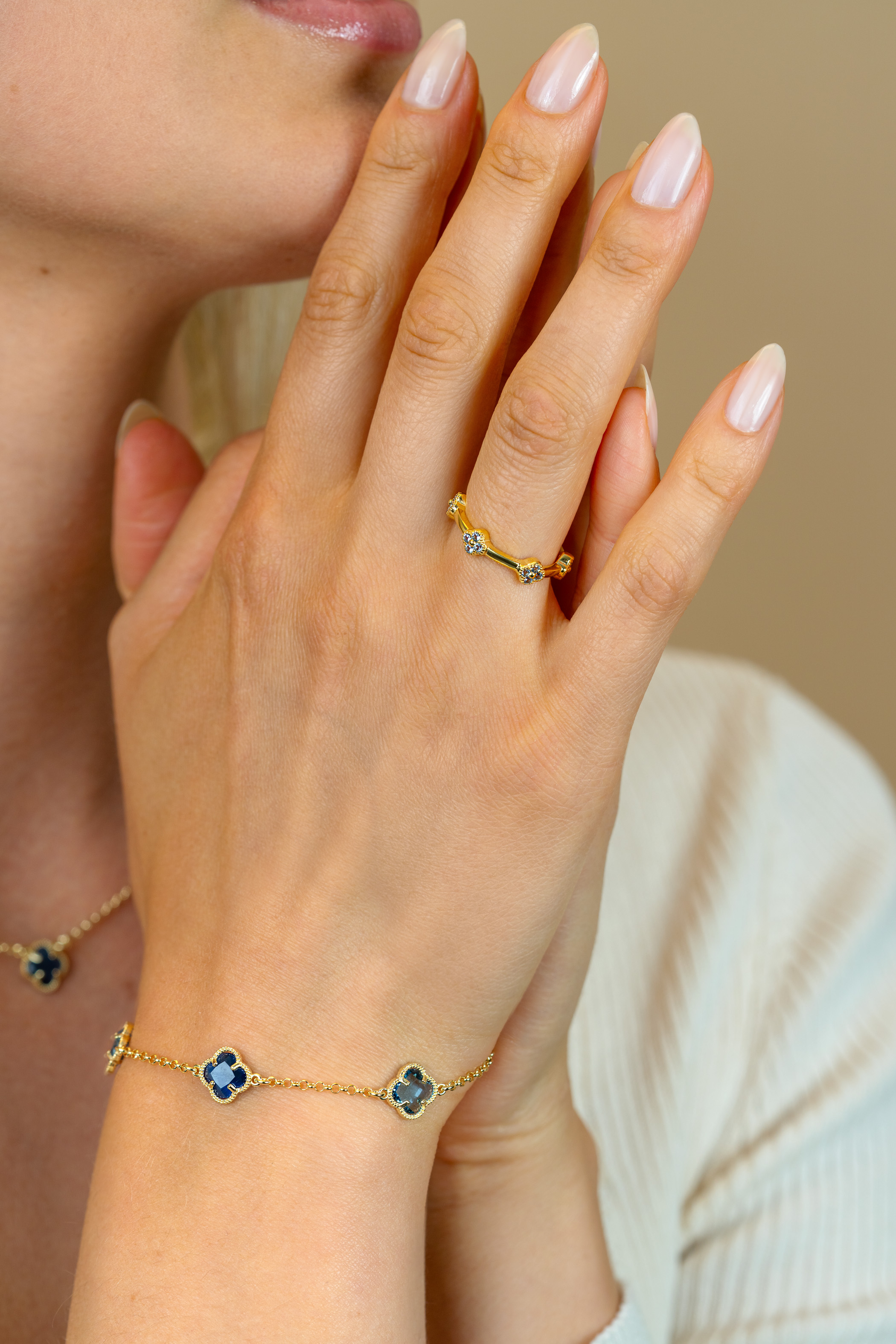 ZINZI gold plated zilveren ring (5mm breed) met lichtblauwe klavers ZIR2662