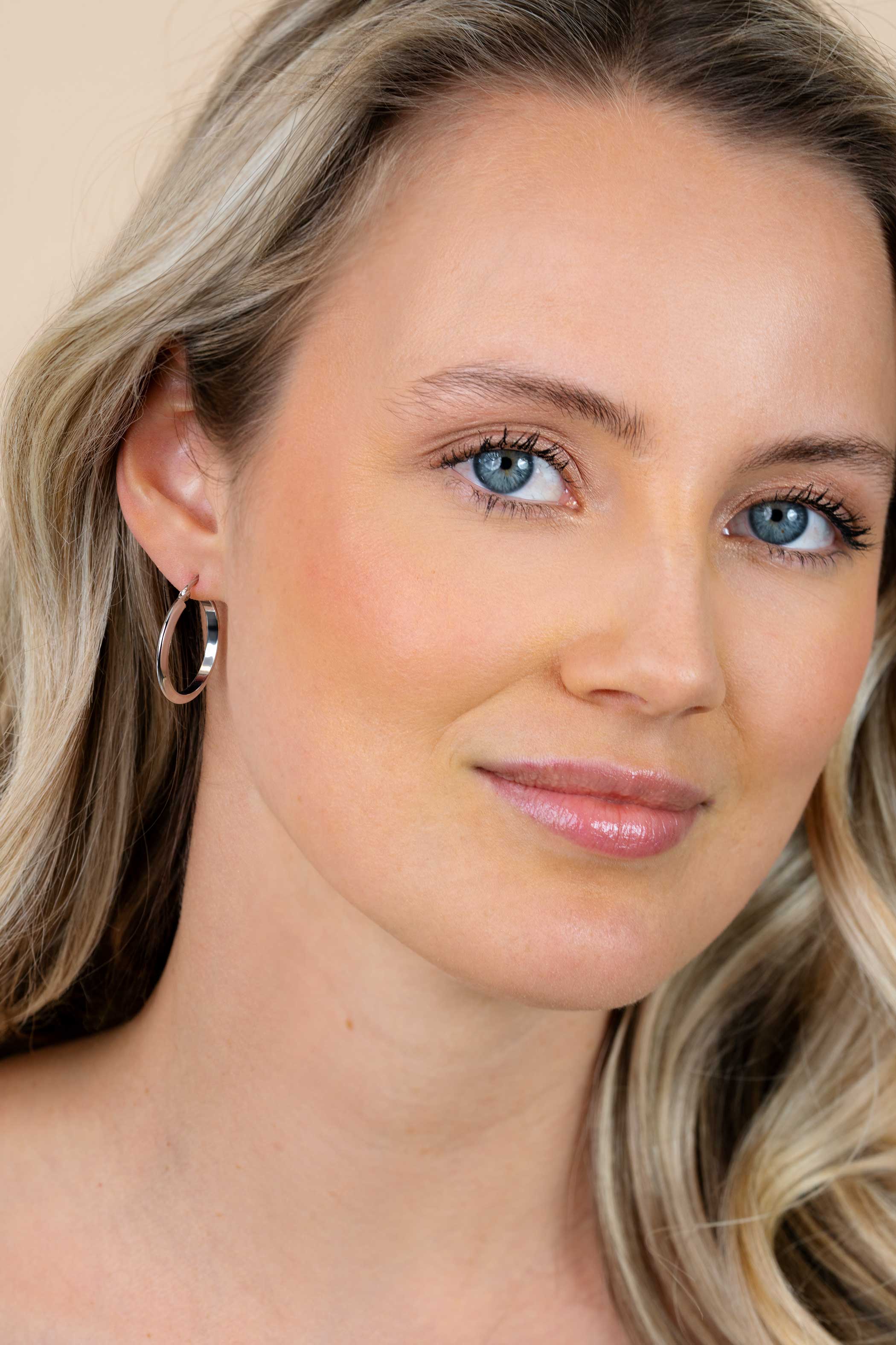 25mm ZINZI zilveren oorringen met gladde buis 3mm breed en handige bovensluiting ZIO2856