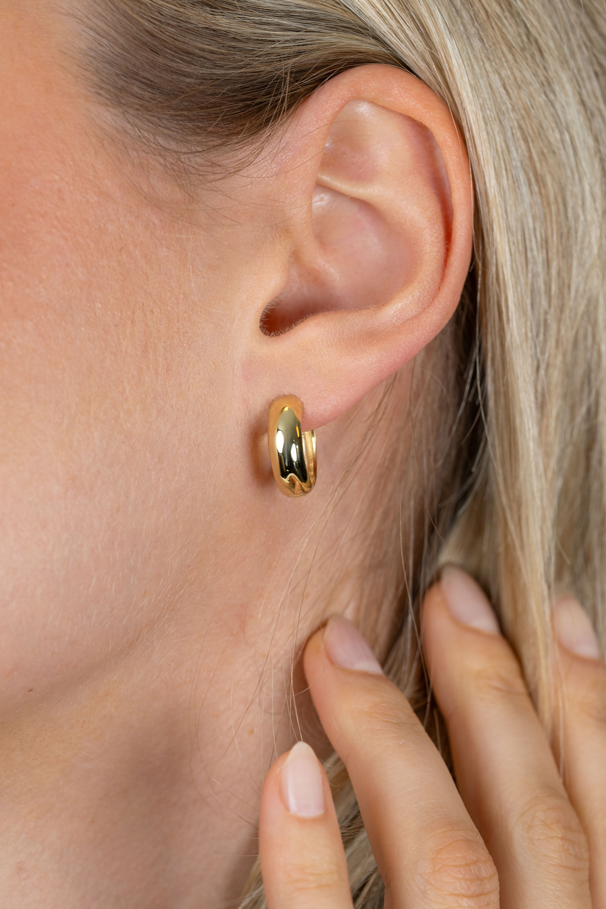 15,5mm ZINZI goldplated zilveren gladde oorringen met brede ronde buis 5mm met luxe klapsluiting ZIO2792G