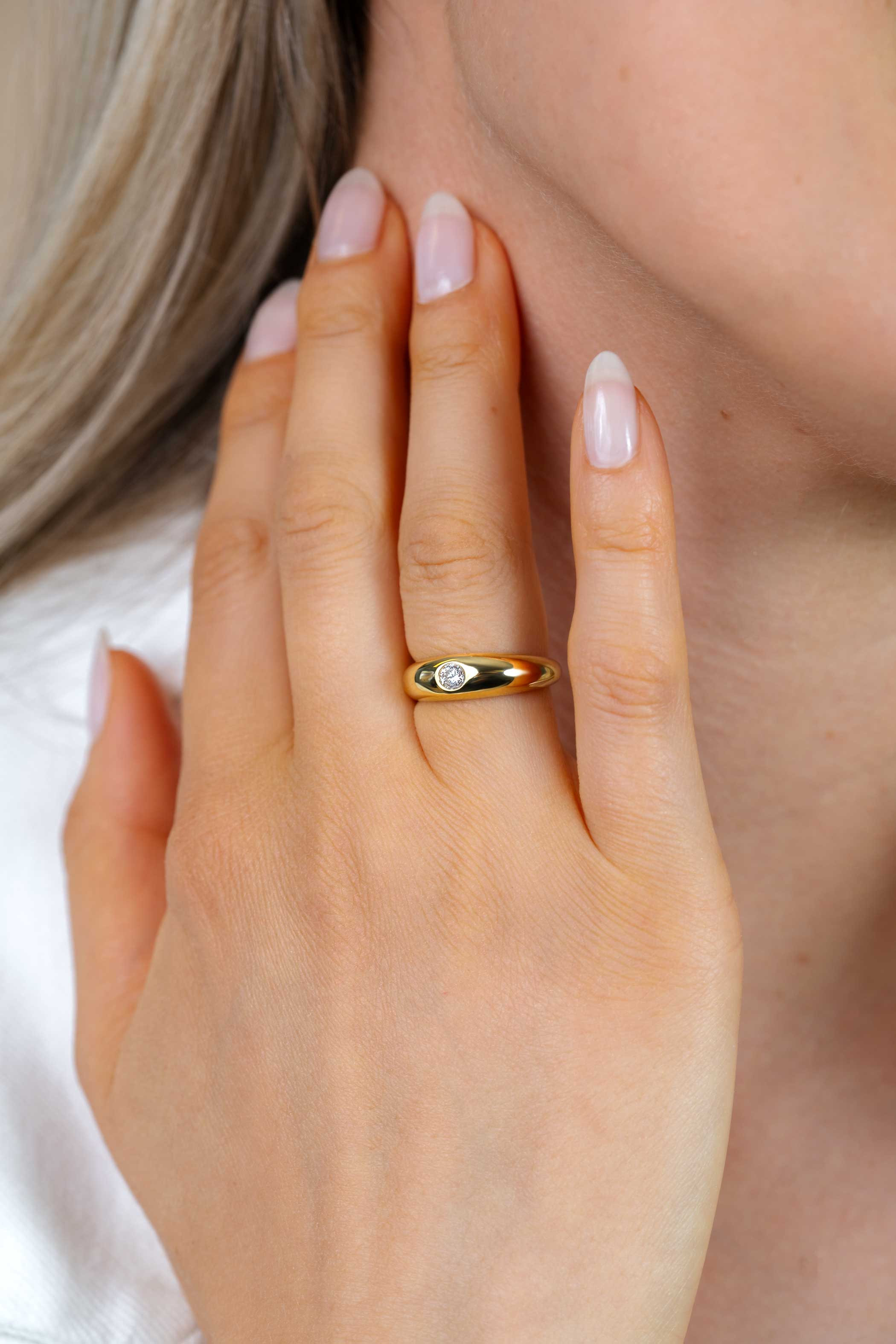 ZINZI gold plated zilveren ring (6mm) met een brede gladde organische vorm en bezet met een ronde witte zirkonia ZIR2898